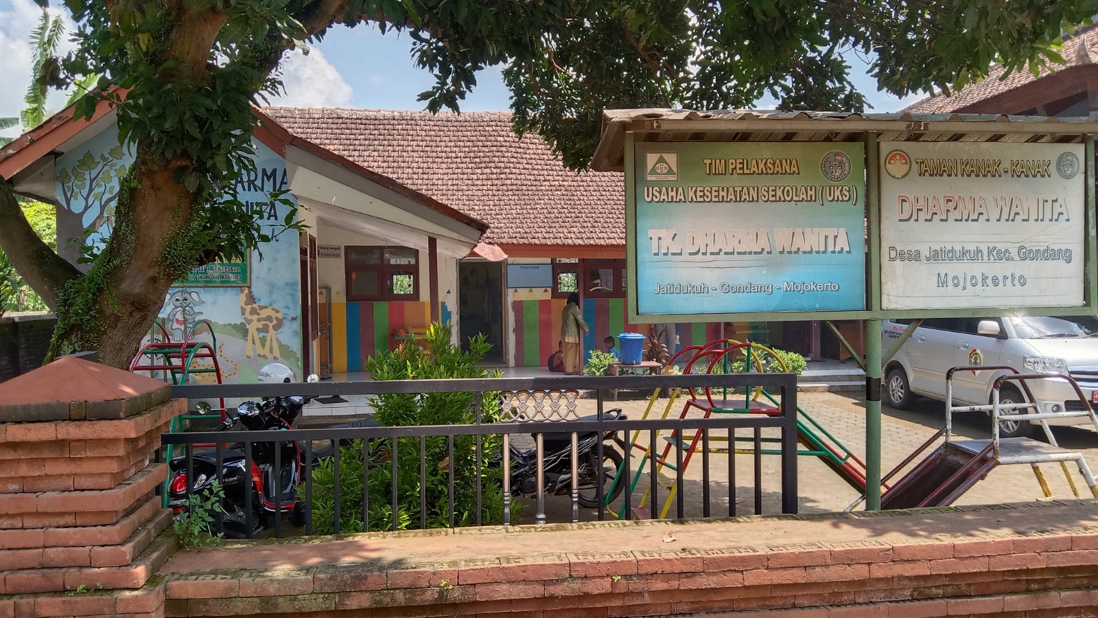 MENDADAK DIGUSUR: Kondisi TK Dharma Wanita berada satu kompleks dengan kantor Desa Jatidukuh, Kecamatan Gondang.