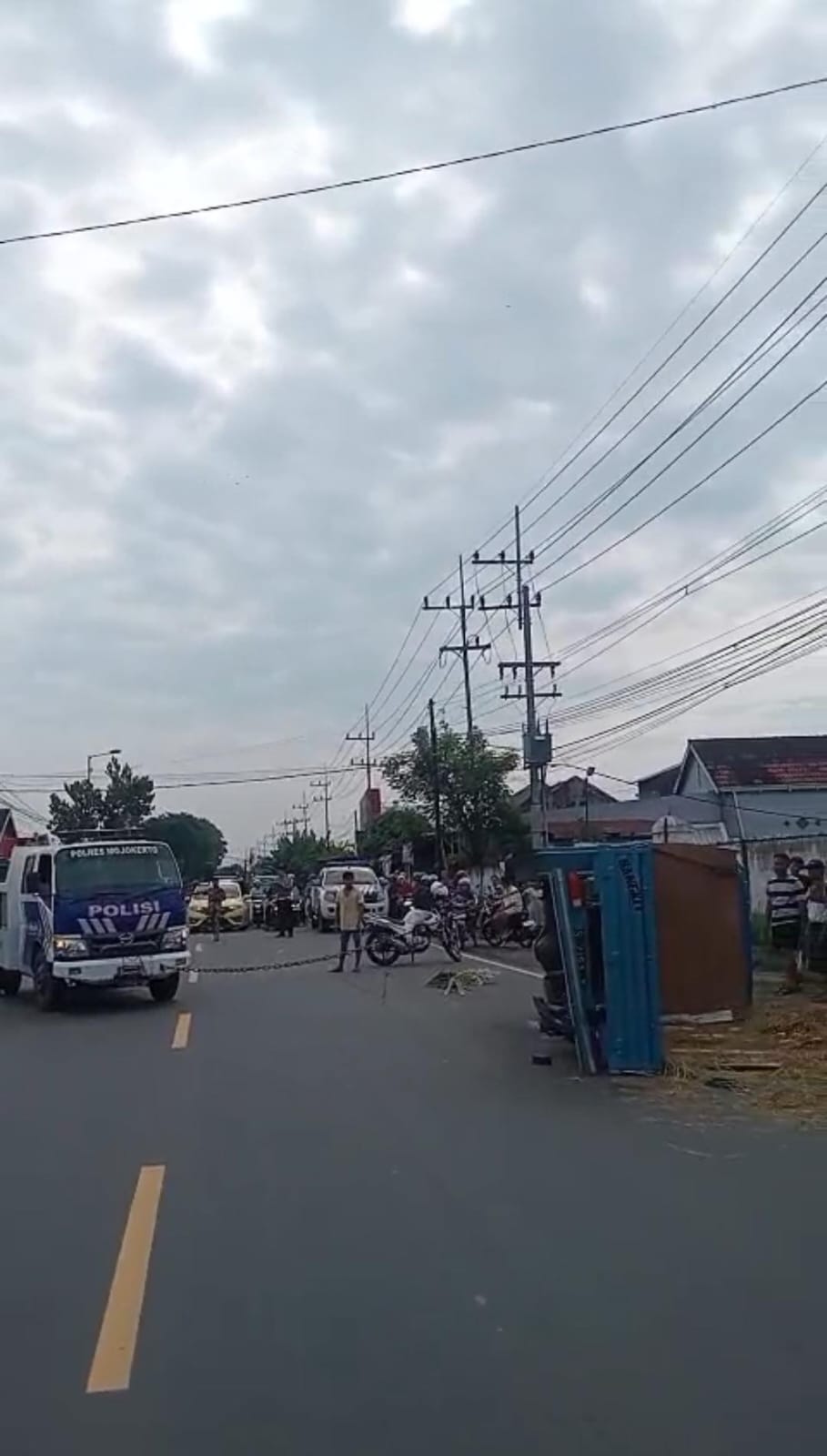 TERGULING: Proses evakuasi pikap bermuatan buah semangka yang terlibat kecelakaan tunggal di Jalan Raya Bangsal, Kabupaten Mojokerto, kemarin (11/1).