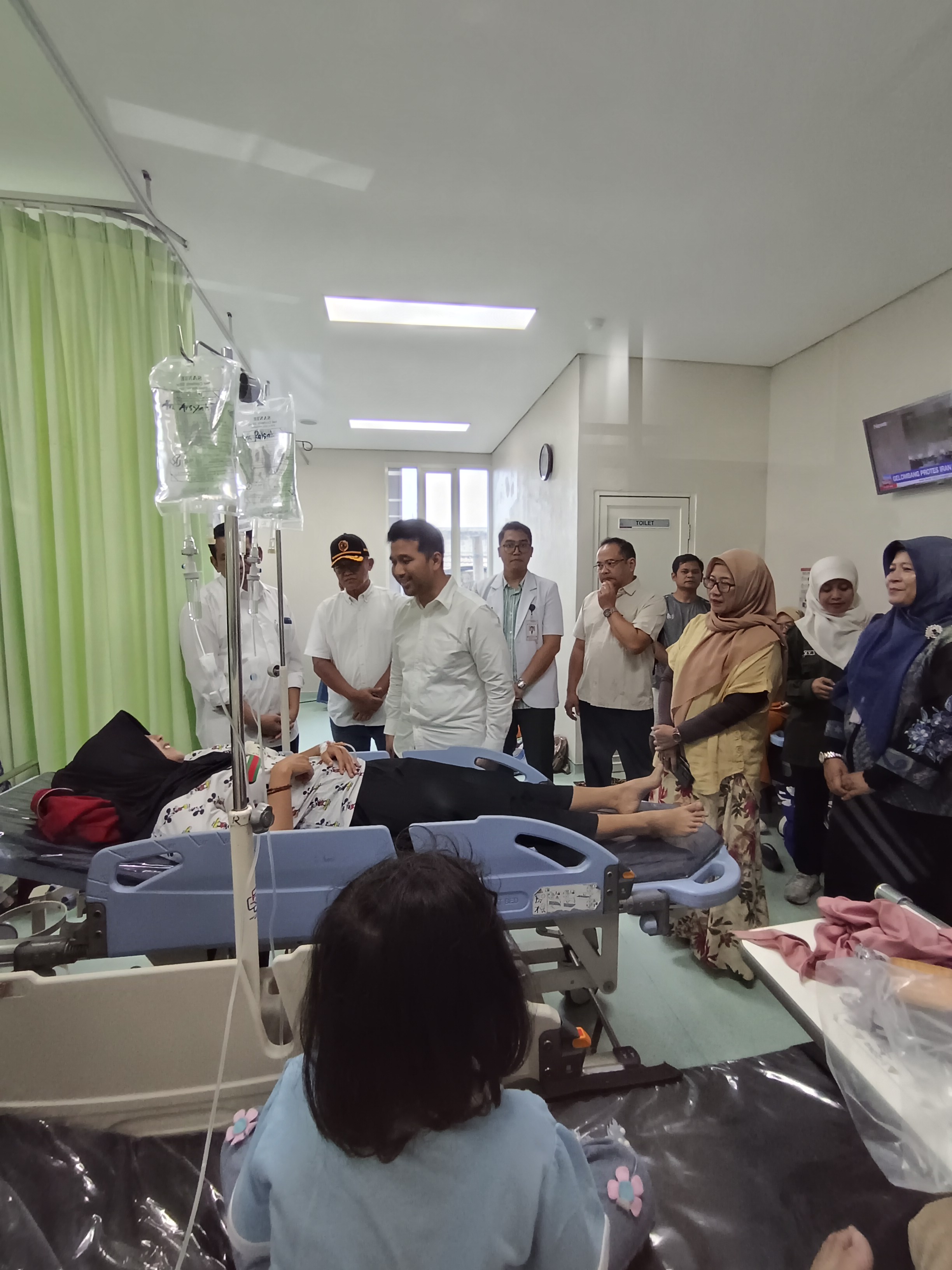 SAPA KORBAN: Wakil Gubernur Jawa Timur Emil Elestianto Dardak menyapa wali murid korban keracunan didampingi Sekdakab Mojokerto Teguh Gunarko dan Kadinkes Dyan Anggrahini Sulistyowati di RSUD Prof dr