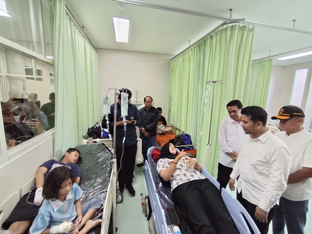 DIRAWAT BERSAMA: Wagub Jatim Emil Elestianto Dardak meninjau orang tua siswa beserta buah hatinya yang menjalani perawatan di RSUD Prof dr Soekandar, Mojosari karena mengalami keluhan usai santap MBG