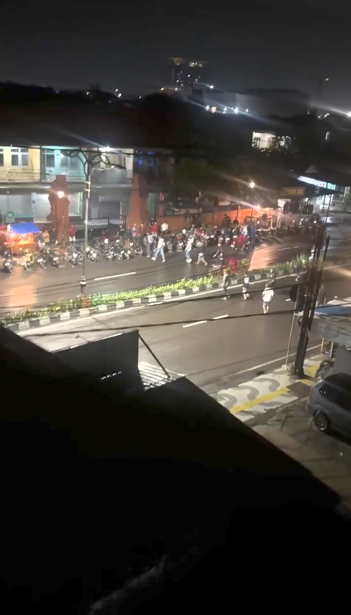 BIKIN GADUH: Sejumlah remaja terlibat tawuran di Jalan Empulana, Kota Mojokerto, Minggu (11/1) dini hari.&nbsp;