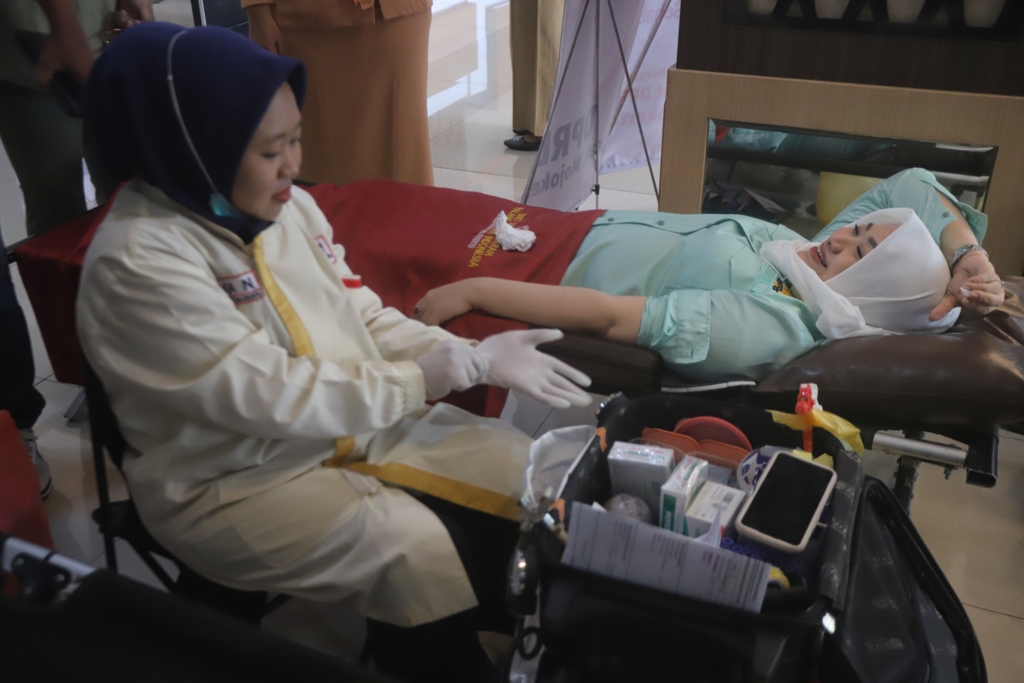 TERGERAK: Ketua DPRD Kabupaten Mojokerto Ayni Zuroh menjalani transfusi darah sebagai bentuk dukungan membantu ketersediaan pengisian stok darah yang menipis di UDD PMI Kabupaten Mojokerto, kemarin (1