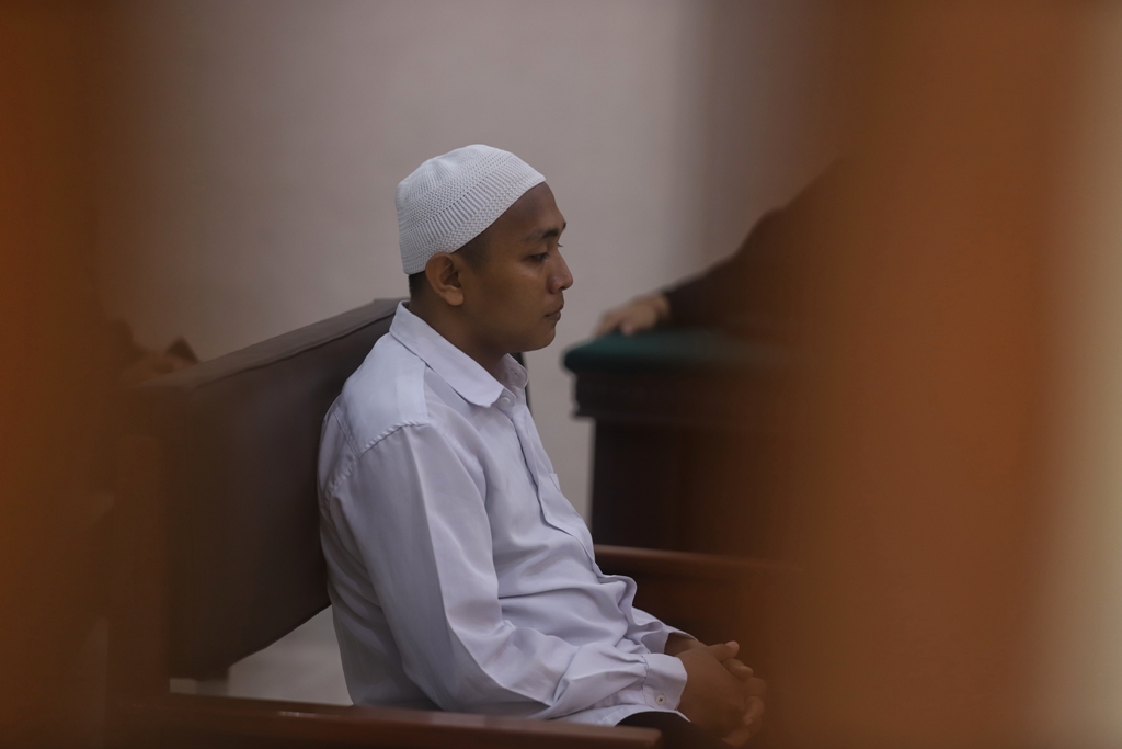 DIYAKINI BERSALAH: Rio Filian Tono, terdakwa tunggal tewasnya pelajar SMK di Mojosari M. Alfan digelandang masuk ke ruang sidang Pengadilan Negeri Mojokerto kemarin.