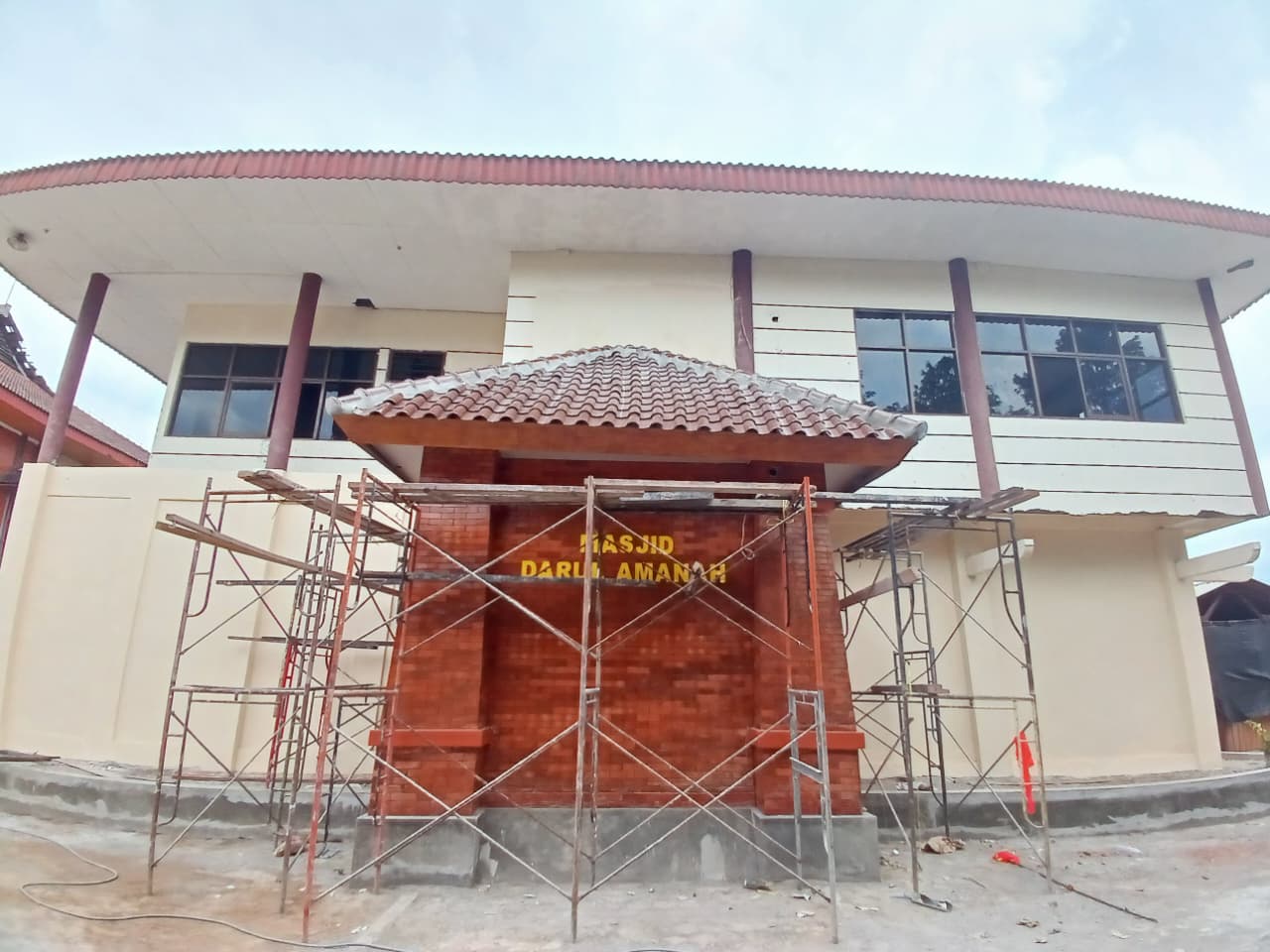 DIGARAP LAGI: Proyek masjid pada gedung bekas kantor DPRD Kota Mojokerto di Jalan Gajah Mada yang tuntas akhir tahun lalu. Tahun ini, lantai 2 gedung akan dibangun jadi ruang pertemuan.