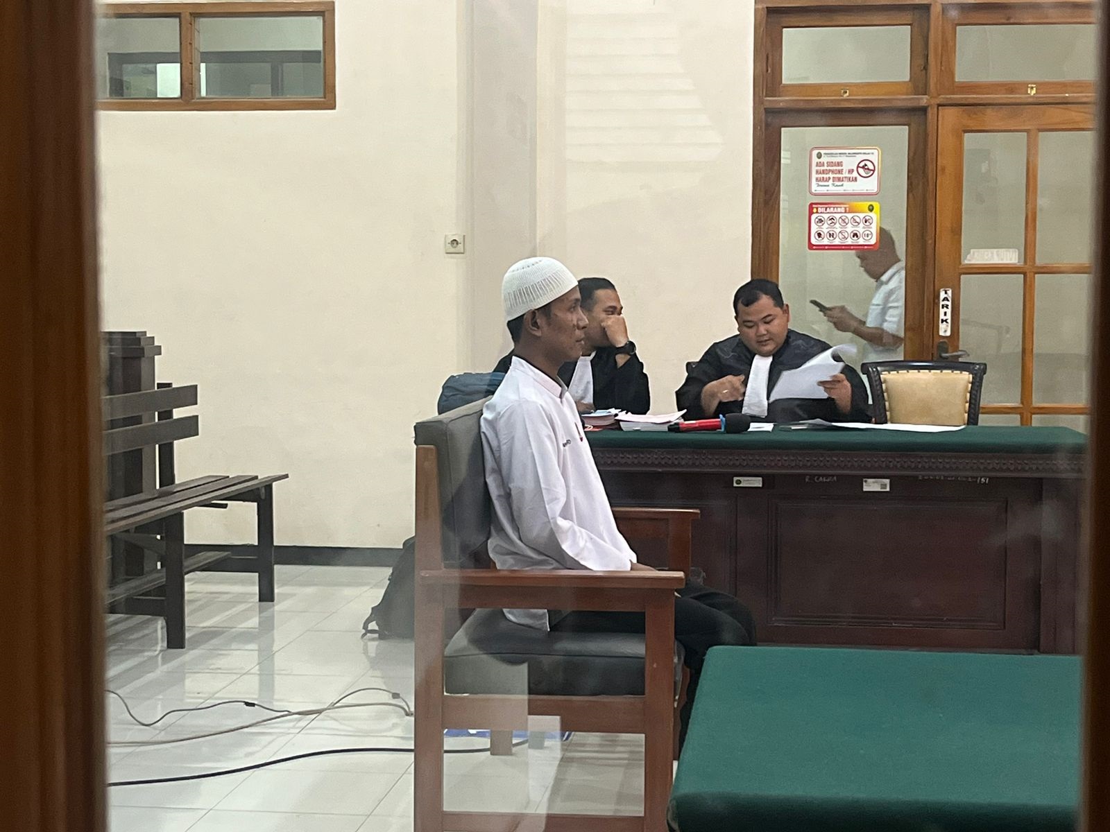 PASRAH: Terdakwa RTF mendengarkan tuntutan jaksa penuntut umum dalam sidang lanjutan di Pengadilan Negeri Mojokerto, Senin (5/1).