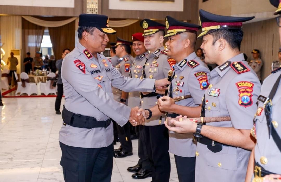 AMANAH BARU: Kapolda Jatim Irjen Pol Nanang Avianto memberikan ucapan selamat kepada AKBP Ihram Kustarto yang sebelumnya menjabat sebagai Kapolres Mojokerto dan kini diamanahi Kapolres Tulungagung