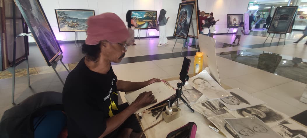 ANTUSIASME: Pelukis Yang Boo menggambar sketsa wajah salah satu pengunjung pameran tunggal karya pelukis Diak Eko yang tergabung dalam event Gen Art di Sunrise Mall 2 Mojokerto, kemarin (12/1).