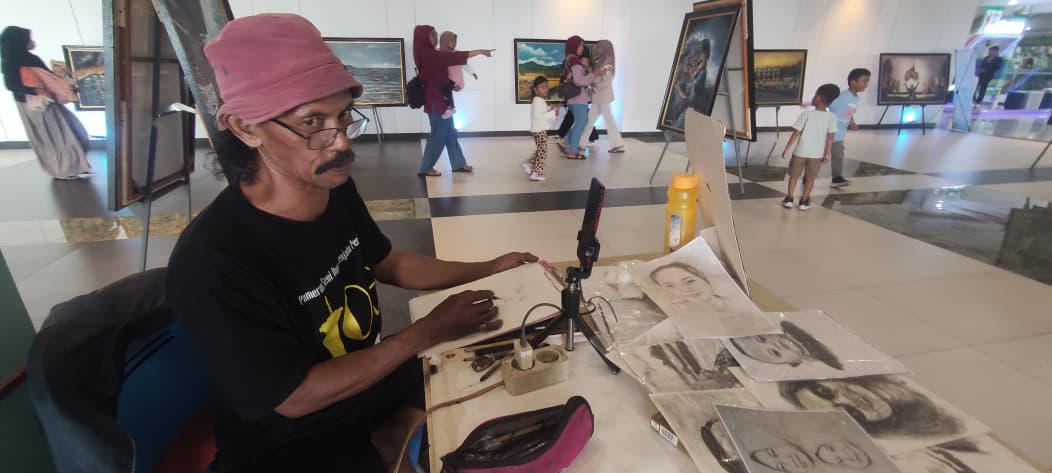 ANTUSIASME: Pelukis Yang Boo menggambar sketsa wajah salah satu pengunjung pameran tunggal karya pelukis Diak Eko yang tergabung dalam event Gen Art di Sunrise Mall 2 Mojokerto, kemarin (12/1).