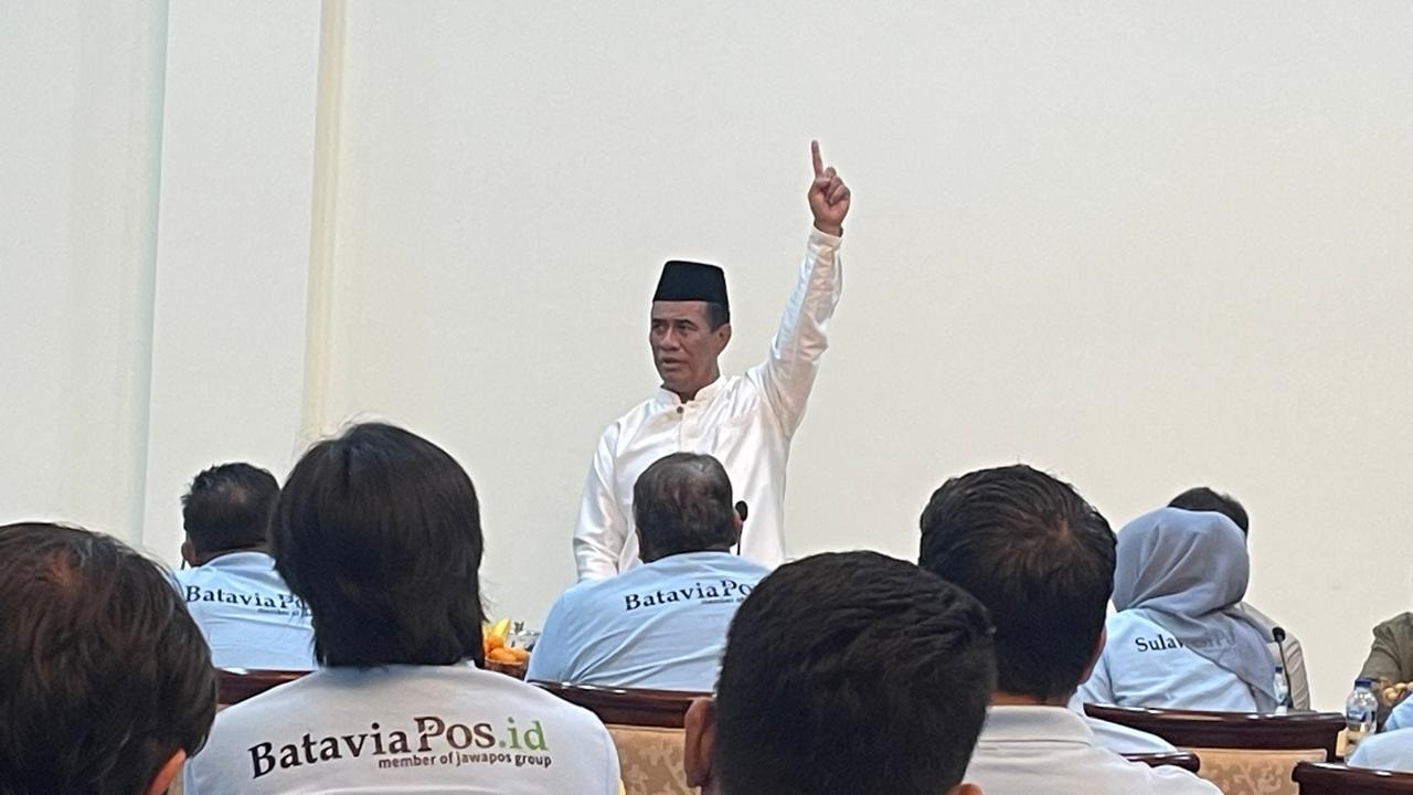 BRILIAN: Mentan Andi Amran Sulaiman mempresentasikan di balik kesuksesan Indonesia mencapai swasembada pangan 2025 kepada direksi dan pemred di bawah naungan Jawa Pos Group di kediamannya, Jalan Penga