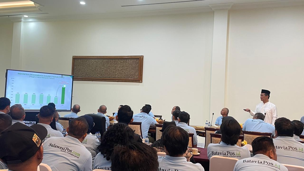 BRILIAN: Mentan Andi Amran Sulaiman mempresentasikan di balik kesuksesan Indonesia mencapai swasembada pangan 2025 kepada direksi dan pemred di bawah naungan Jawa Pos Group di kediamannya,