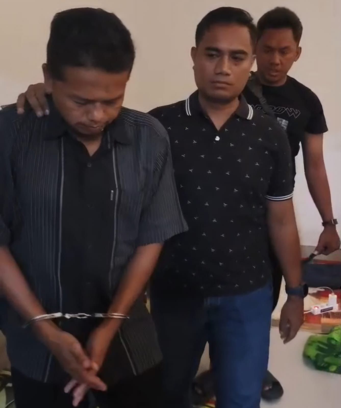 DIBORGOL: Tim Jatanras Satreskrim Polres Mojokerto menangkap Isnan, tersangka dugaan penipuan dan penggelapan puluhan nasabah TPSP di Kecamatan Jatirejo.