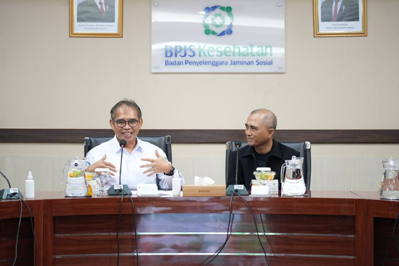Direktur Operasional Gojek, Bambang Adi Wirawan&nbsp;dengan Direktur Kepesertaan BPJS Kesehatan, David Bangun usai penandanganan nota kesepahaman.