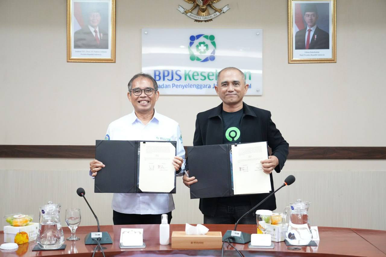 Direktur Operasional Gojek, Bambang Adi Wirawan&nbsp;dengan Direktur Kepesertaan BPJS Kesehatan, David Bangun usai penandanganan nota kesepahaman.