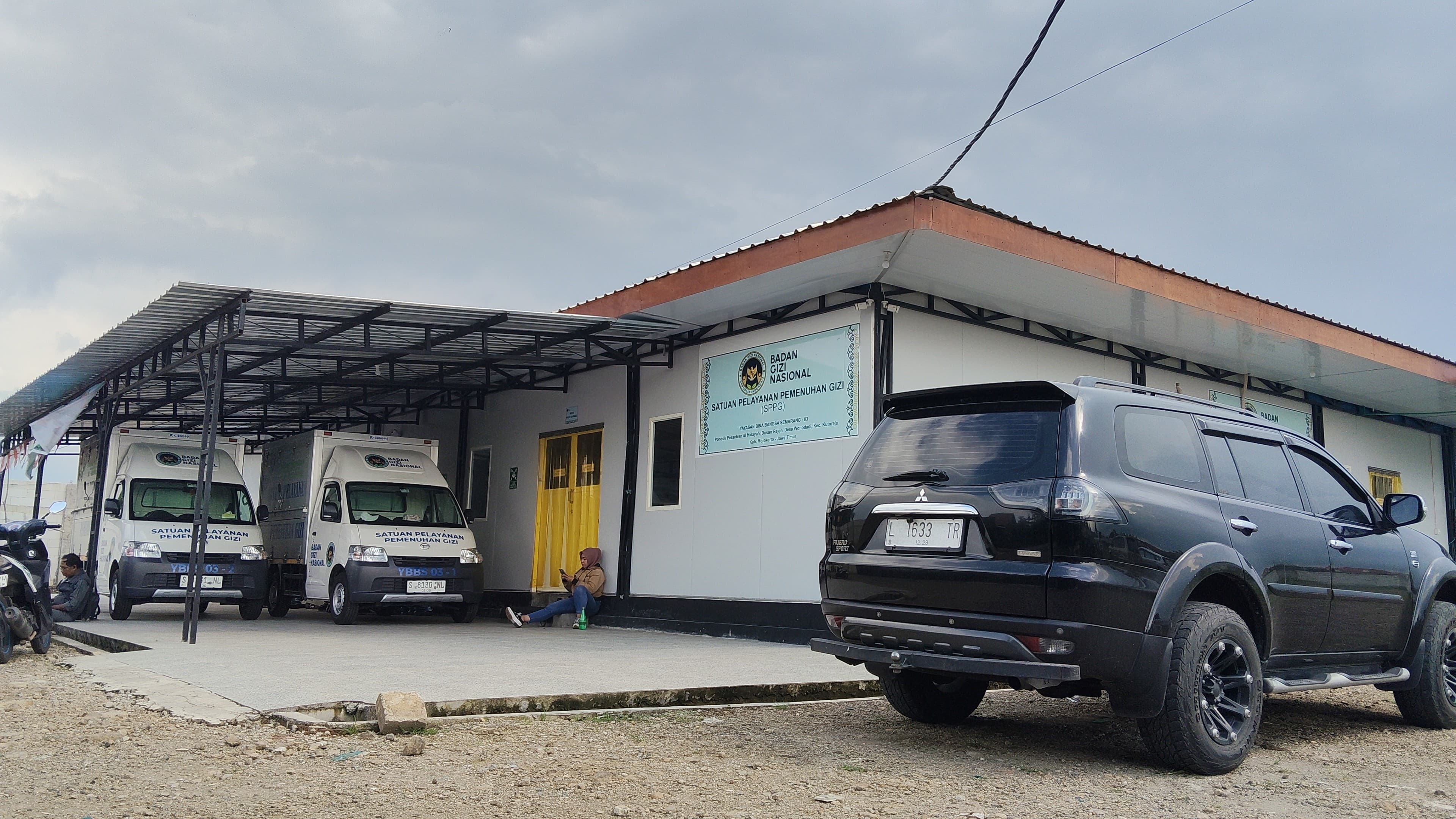 BELUM STANDAR: SPPG di Desa Wonodadi, Kecamatan Kutorejo, Kabupaten Mojokerto menjadi salah satu SPPG yang beroperasi tanpa SLHS. Akibatnya ratusan siswa, santri, guru, hingga wali murid alalmi keracu