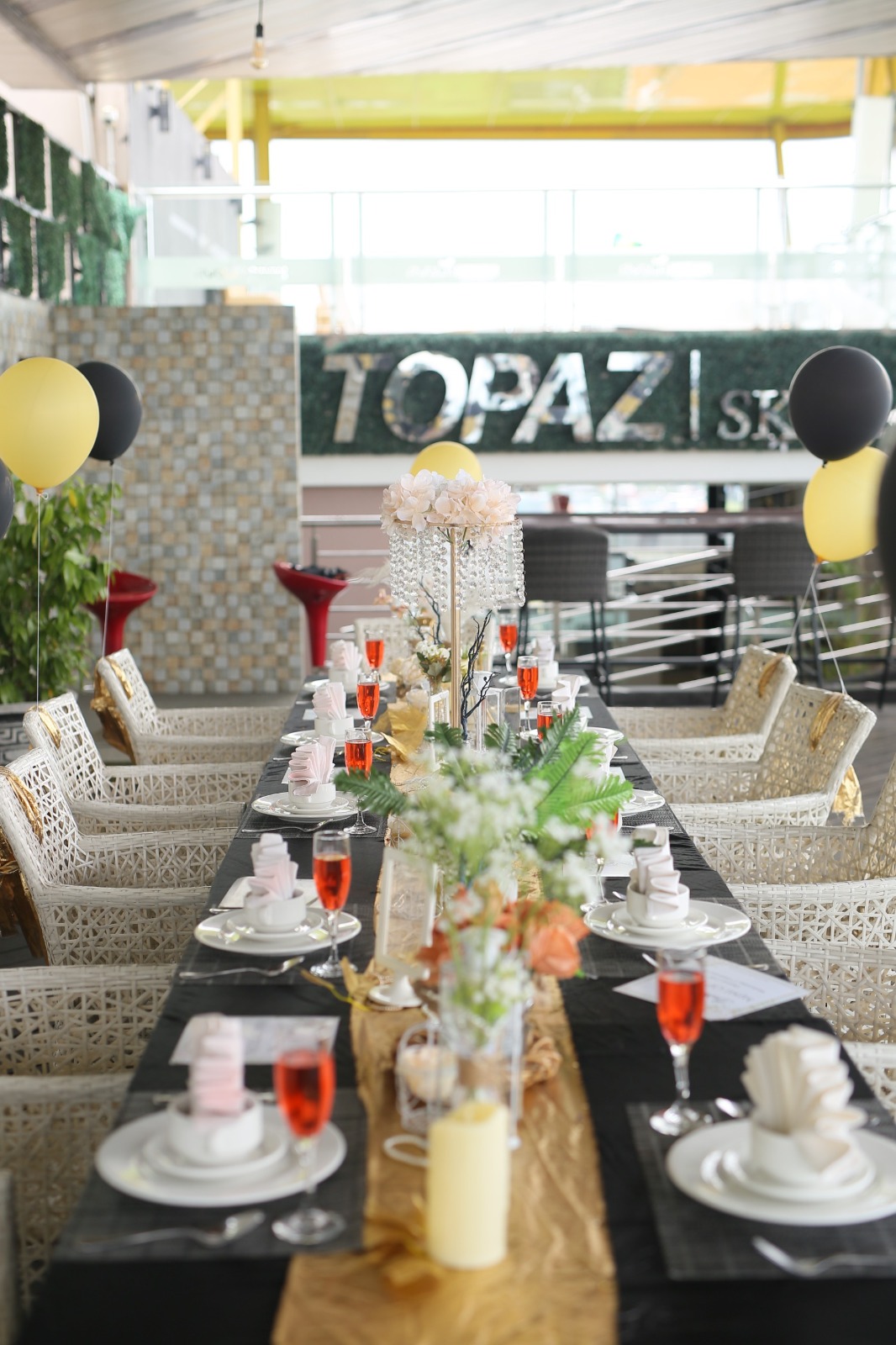 MEWAH: Topaz Sky Lounge, Sunrise Hotel Mojokerto, tempat yang nyaman buat nongkrong semua kalangan.