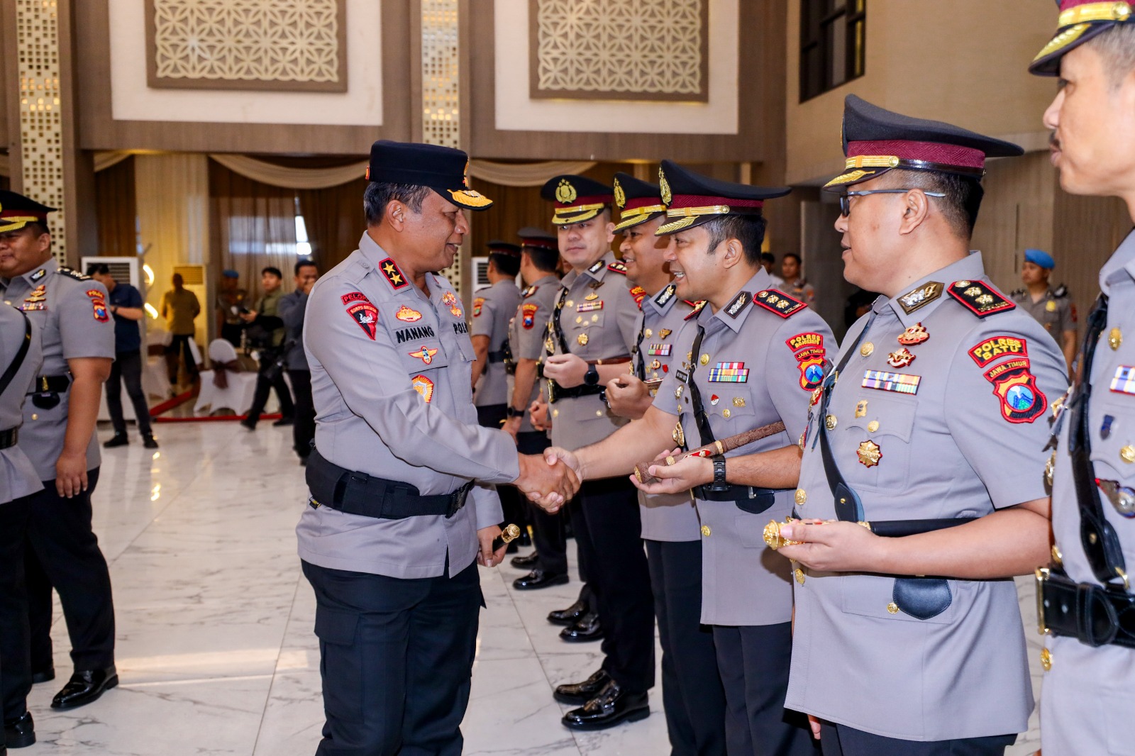 DIKUKUHKAN: AKBP Andi Yudha Pranata resmi menjabat sebagai Kapolres Mojokerto dalam sertijab yang dipimpin Kapolda Jatim Irjen Pol Nanang Avianto di Gedung Mahameru Mapolda Jatim, Senin (12/1).