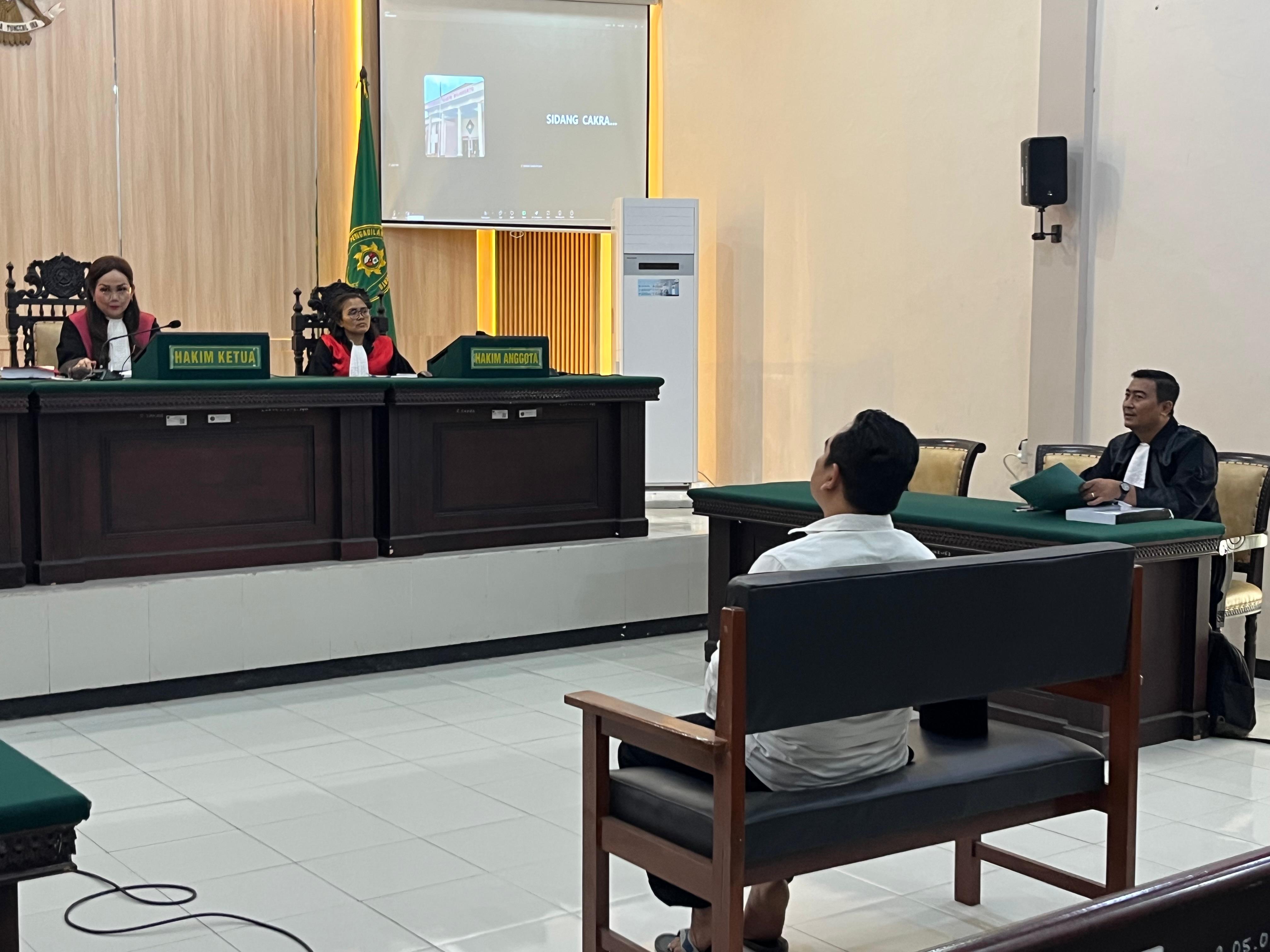 TERTUNDUK: Aipda Maryudi, anggota polisi yang rumahnya meledak karena menyimpan bahan petasan hingga menewaskan dua saudara sepupunya mendengarkan tuntutan jaksa dalam sidang di Pengadilan Negeri Mojo