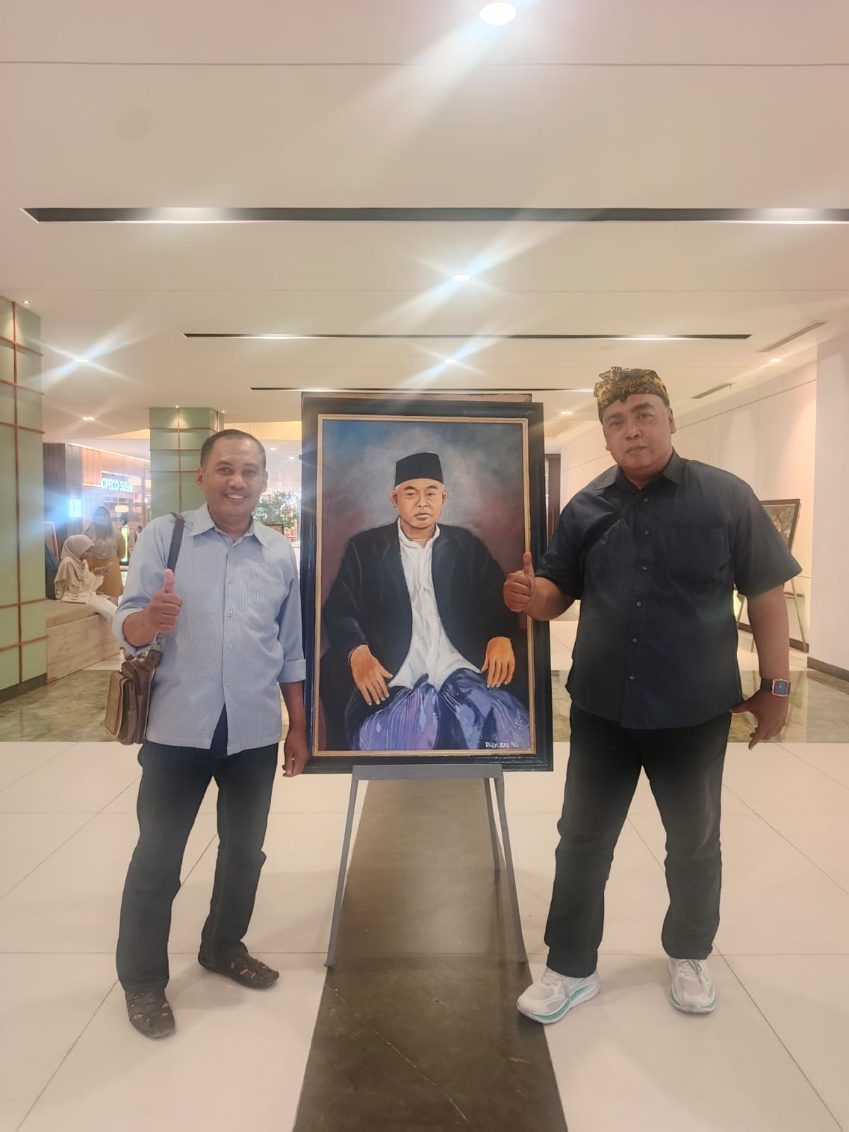 MENARIK PERHATIAN: Ketua DPC PKB Kota Mojokerto Junaedi Malik mampir menilik puluhan lukisan Diak Eko di Sunrise Mall 2 Mojokerto, Senin (12/1).