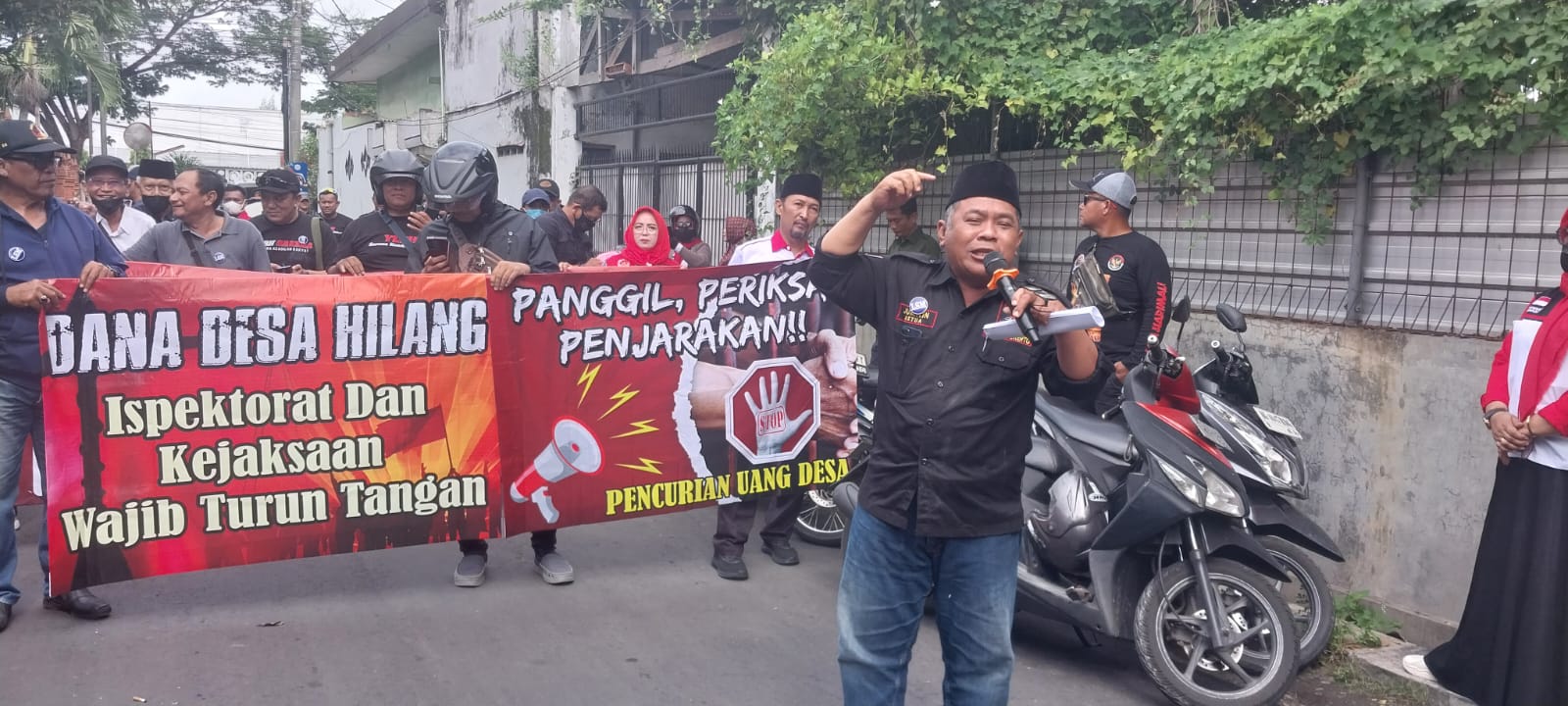 AKSI DAMAI: Masyarakat yang tergabung dalam Gerakan Mojokerto Bersatu (GMB) menggelar aksi damai dengan di kantor Inspektorat Kabupaten Mojokerto, Senin (12/1).