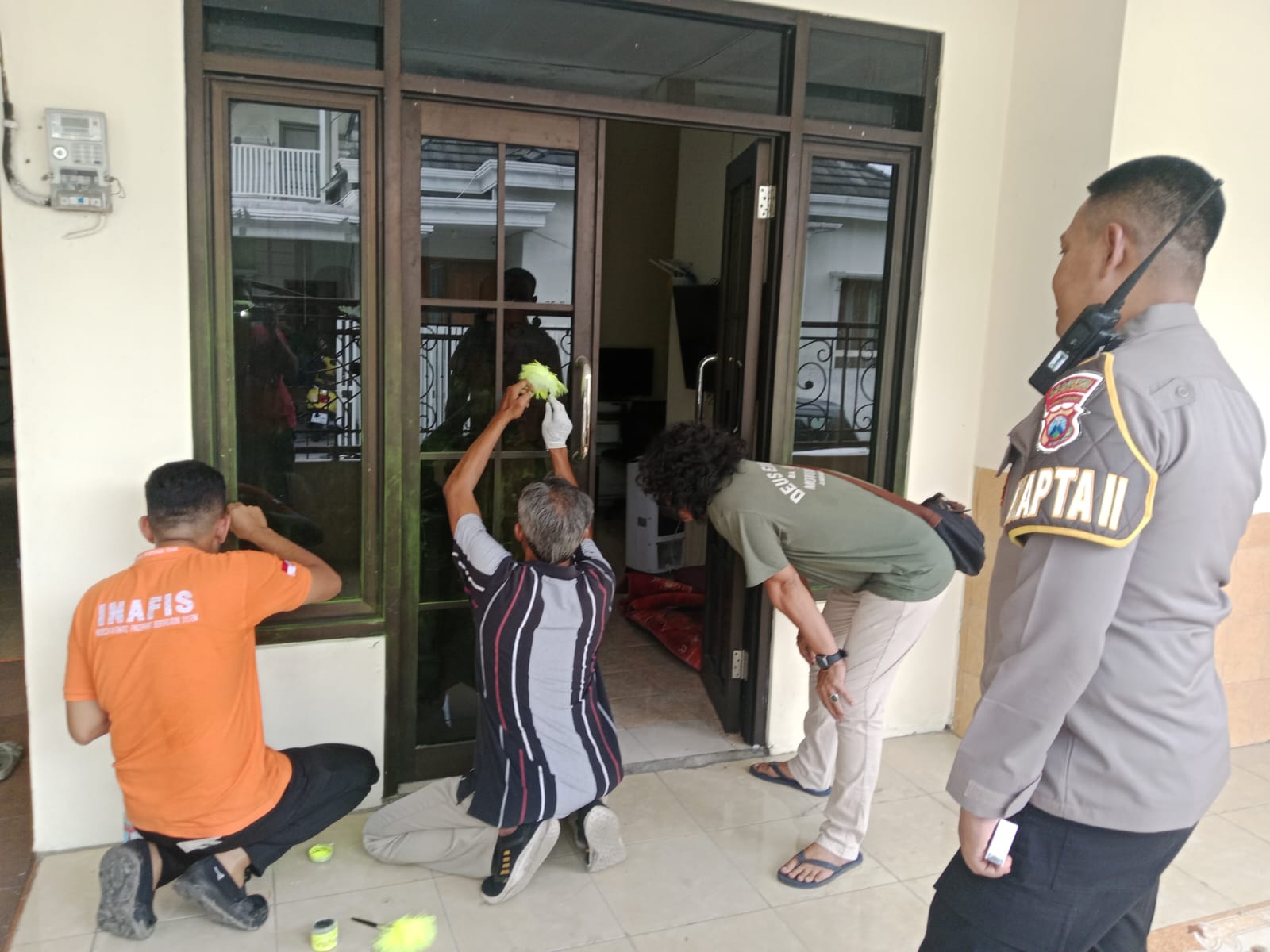 DISELIDIKI: Tim identifikasi melakukan olah tempat kejadian perkara (TKP) di rumah warga yang dibobol pencuri di Perumahan Griya Japan Raya, Kecamatan Sooko, Kabupaten Mojokerto, Senin (12/1).&nbsp;