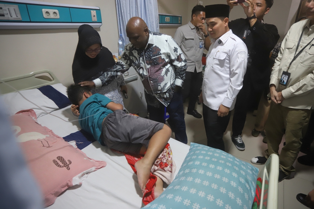MASIH DIRAWAT: Menteri HAM Natalius Pigai didampingi Bupati Mojokerto Muhammad Albarraa menjenguk siswa korban diduga keracunan MBG yang masih menjalani perawatan di RSUD Prof. dr. Soekandar, Kecamata