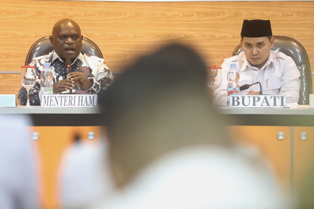 BERI KETERANGAN: Menteri HAM Natalius Pigai bersama Bupati Mojokerto Muhammad Albarraa saat memberikan keterangan terkait kasus keracunan massal diduga konsumsi menu soto MBG di Ruang Pertemuan RSUD P