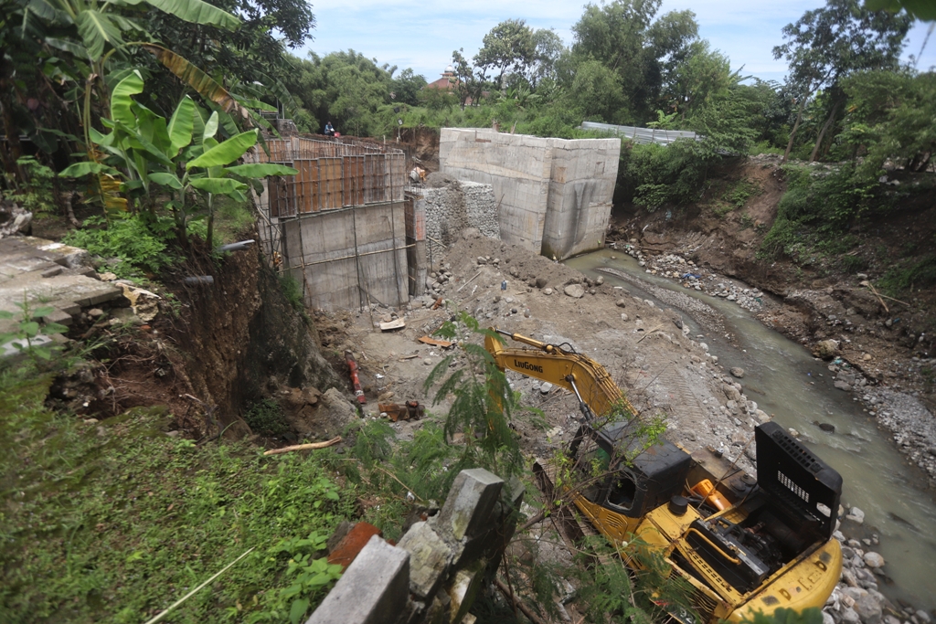DIATENSI: Pengerjaan proyek Dam Wonokerto tahap awal senilai Rp 4,1 miliar di Desa Wonodadi, Kecamatan Kutorejo, molor. Tahun ini, pemda kembali menggelontorkan anggaran untuk pembangunan tahap dua.  