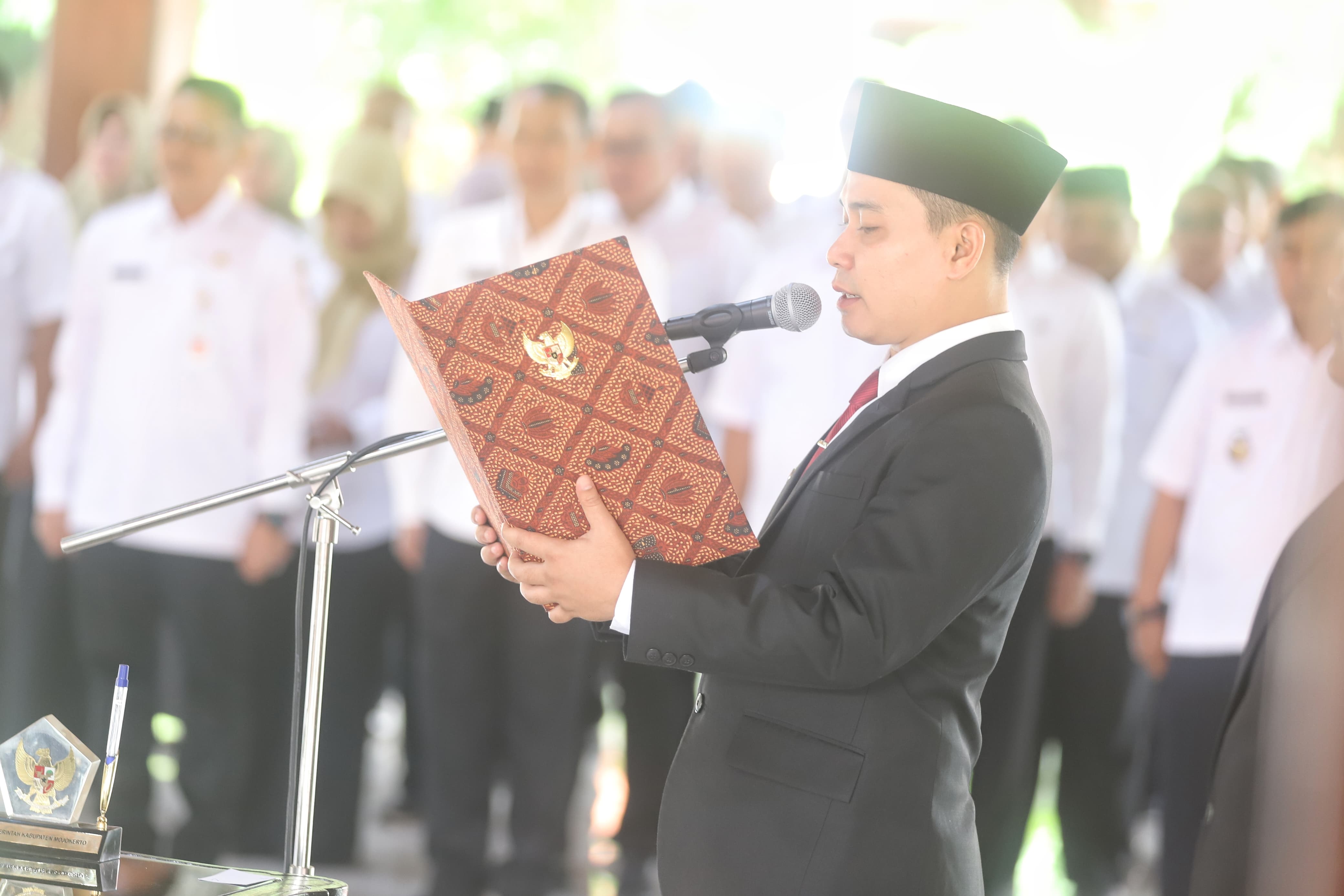 FORMASI BARU: Bupati Muhammad Albarraa membacakan naskah pelantikan mutasi jabatan tiga kepala dinas di Pendapa GMT Pemkab Mojokerto, Rabu (14/1).