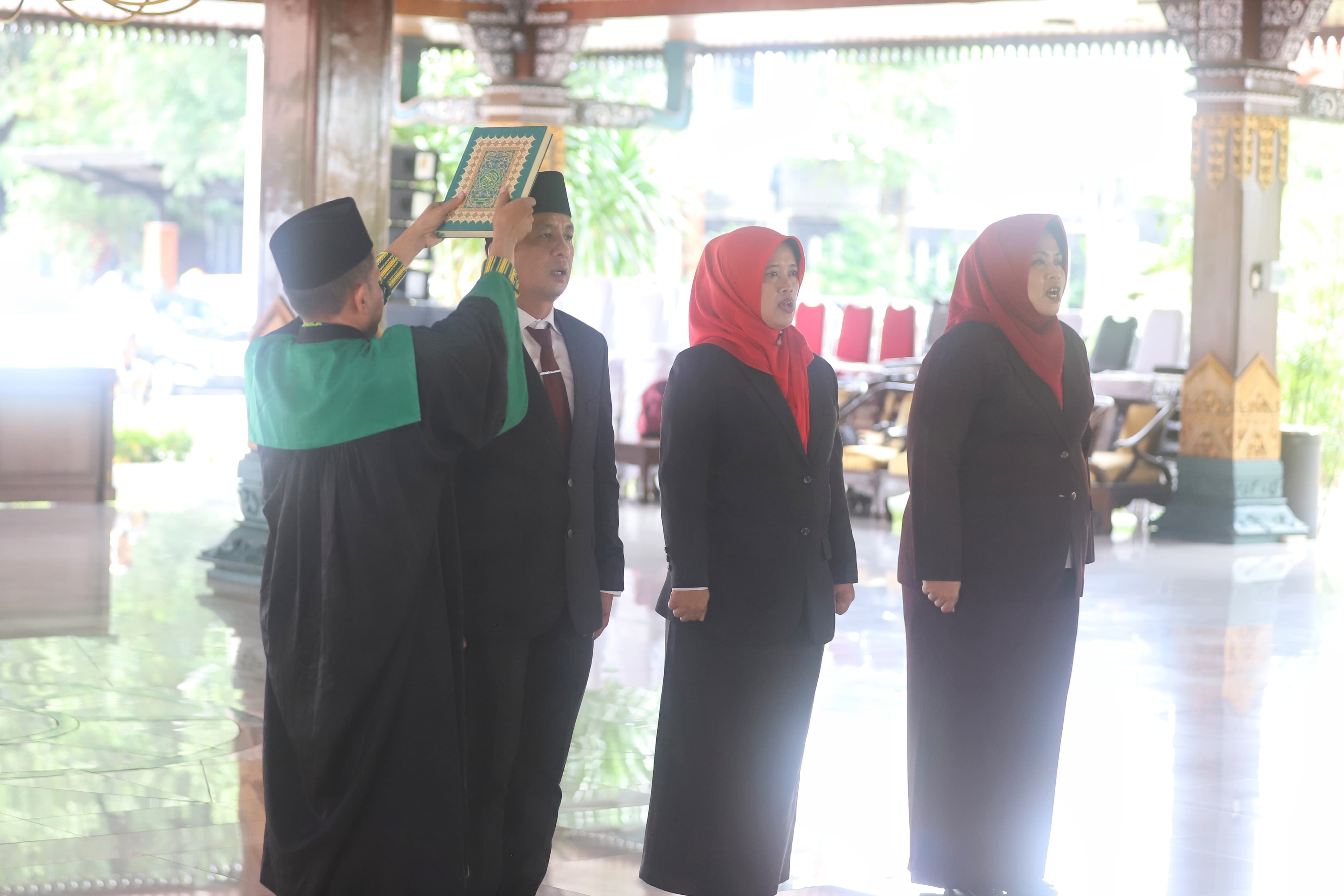 MUTASI AWAL TAHUN: Tiga pejabat eselon II hasil seleksi terbuka mengucap ikrar sumpah saat pelantikan di Pendapa GMT Pemkab Mojokerto, Rabu (14/1).