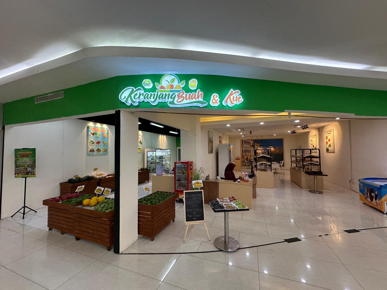 NYAMAN: Gerai Keranjang Buah dan Kue yang ada di Sunrise Mal Mojokerto 1 Lantai 2 ini menyuguhkan aneka buah dan kue yang fresh dan ramah di kantong.