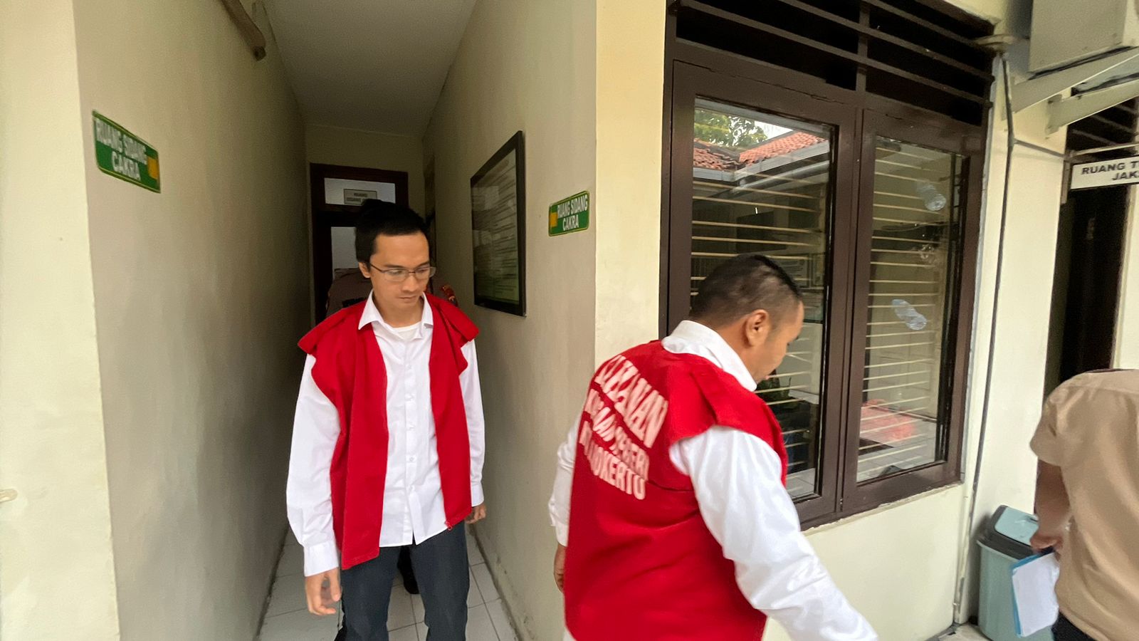 DINYATAKAN BERSALAH: Dimas Radika Pri Handana (berkacamata), terdakwa penipuan jual beli mobil usai menjalani sidang di Pengadilan Negeri Mojokerto, Senin (12/1) lalu.  &nbsp;