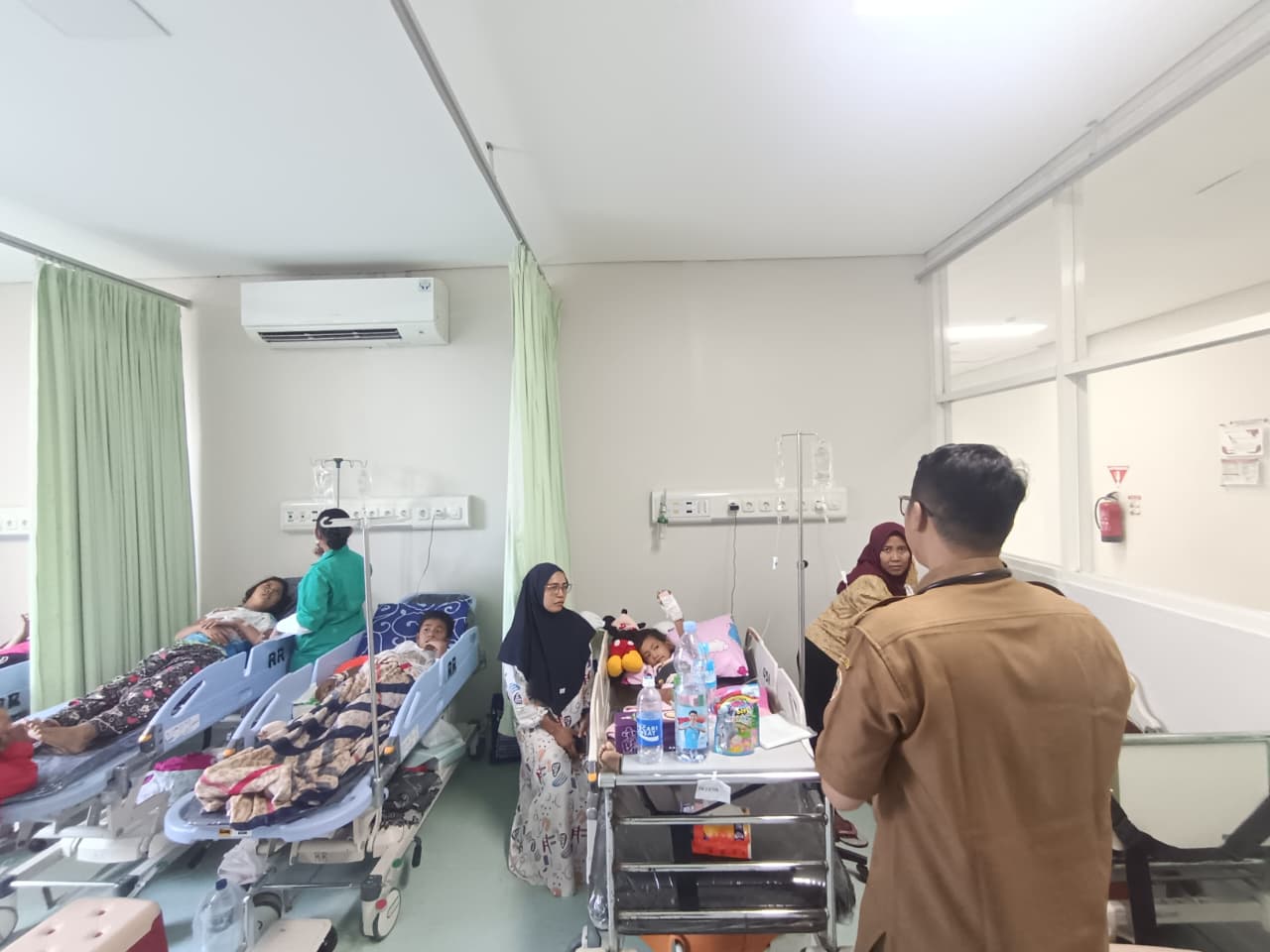 RAWAT INAP: Sejumlah pasien diduga alami keracunan MBG yang masih menjalani perawatan di RSUD Prof. dr. Soekandar, Kecamatan Mojosari, Kabupaten Mojokerto, kemarin (14/1).