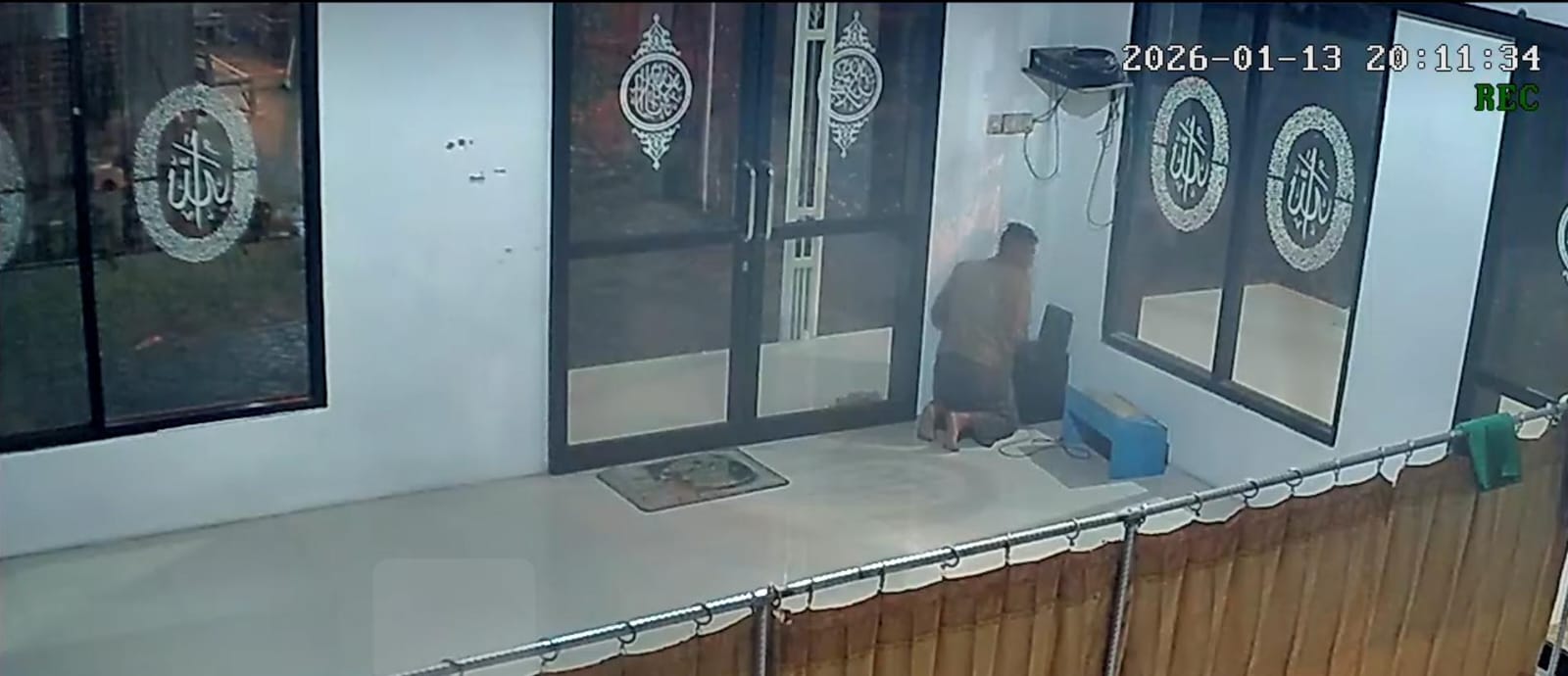 JADI SASARAN: Aksi pencurian kotak amal di Musala Al-Aqsa di Desa Kaligoro, Kecamatan Kutorejo, Kabupaten Mojokerto, yang terekam CCTV, Selasa (13/1) malam.