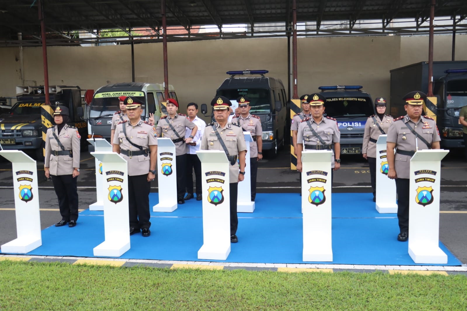PENYEGARAN ORGANISASI: Sejumlah perwira di lingkungan Polres Mojokerto Kota menjalani sertijab di Lapangan Patih Gajah Mada, kemarin (14/1).