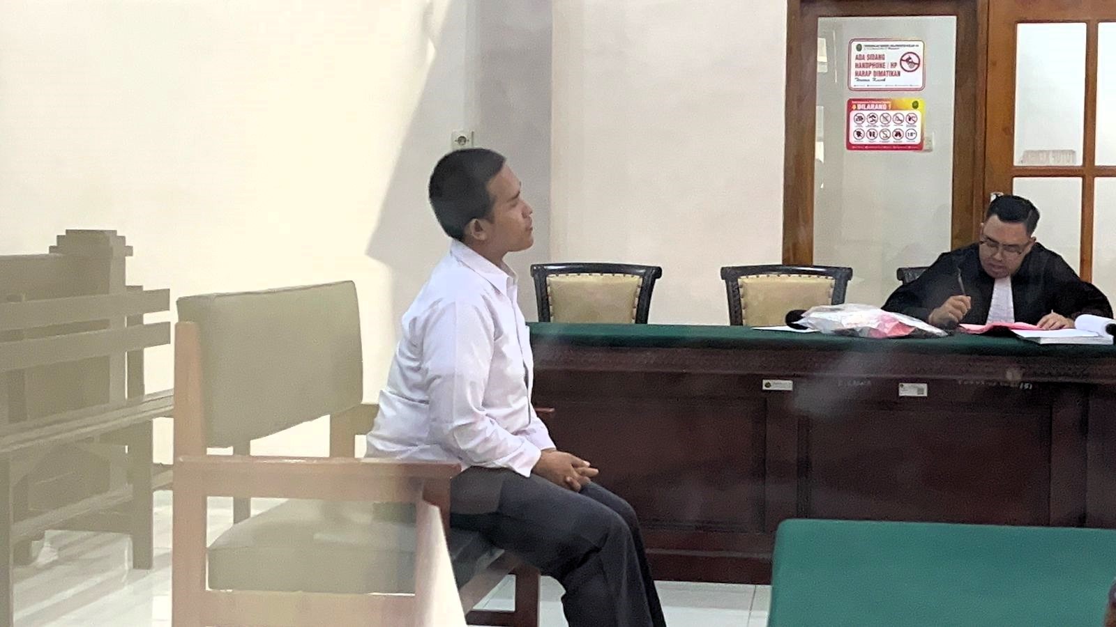 DIADILI: Mohammad Fatoni Aris Cahyono alias Fatin Octavia menjalani sidang perdana di Pangadilan Negeri Mojokerto, kemarin (14/1).  