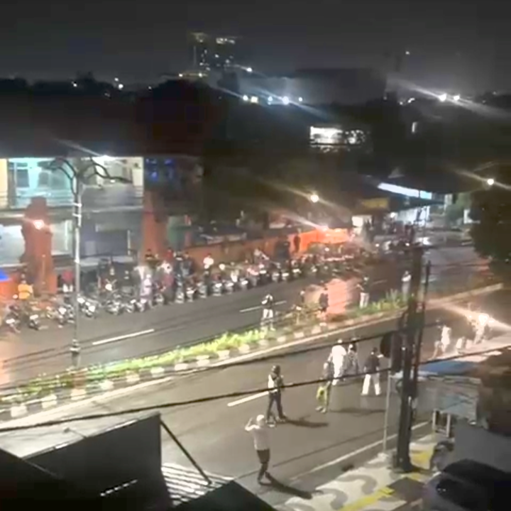 MERESAHKAN: Aksi tawuran antarkelompok pemuda yang terjadi di Jalan Empunala, Kota Mojokerto, Minggu (11/1) dini hari lalu.&nbsp;