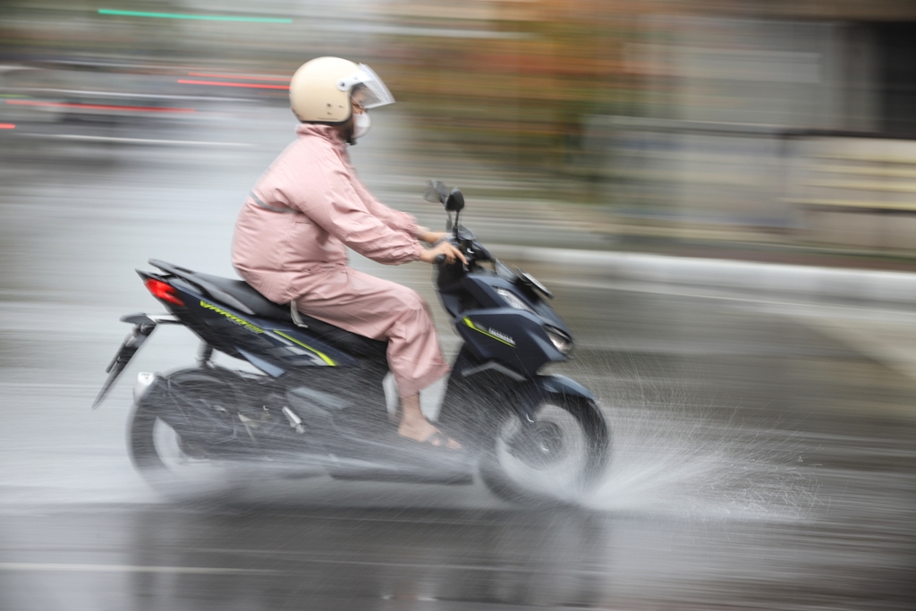 CUACA EKSTREM: Sejumlah pengendara motor menerobos hujan di Jalan A. Yani Kota Mojokerto, kemarin (15/1).