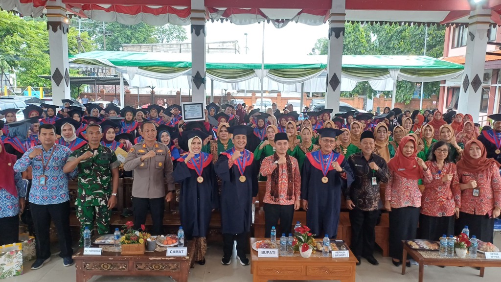 HEBAT: Bupati Mojokerto Muhammad Albarraa bersama 348 orang tua hebat di Kecamatan Pungging dalam acara wisuda SOTH tahap 1 di Pendapa Kecamatan Pungging, kemarin (15/1).