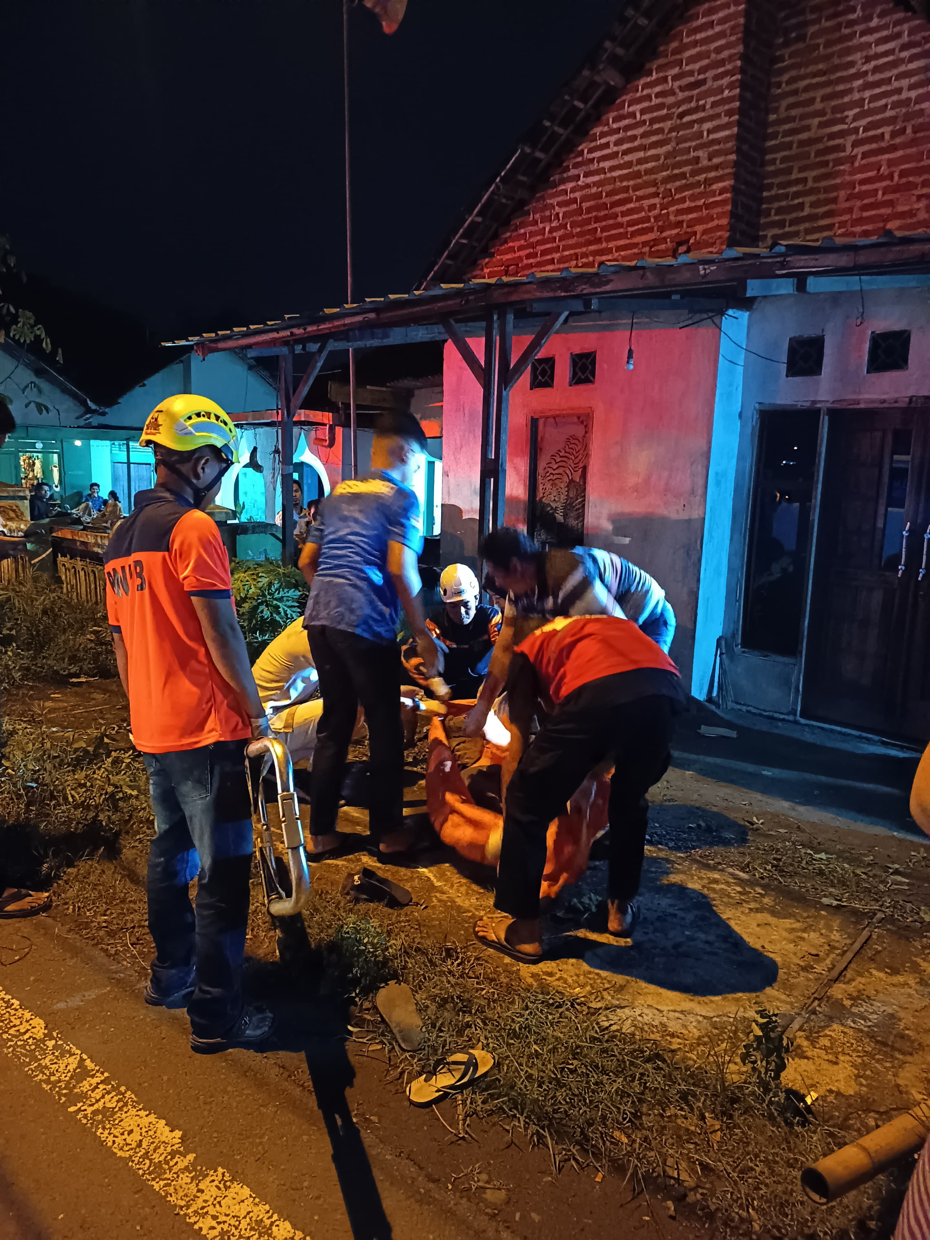 NAHAS: Relawan dan petugas PMI Kabupaten Mojokerto mengevakuasi korban kecelakaan tunggal di Desa Brangkal, Kecamatan Sooko, Rabu (14/1) malam.&nbsp;