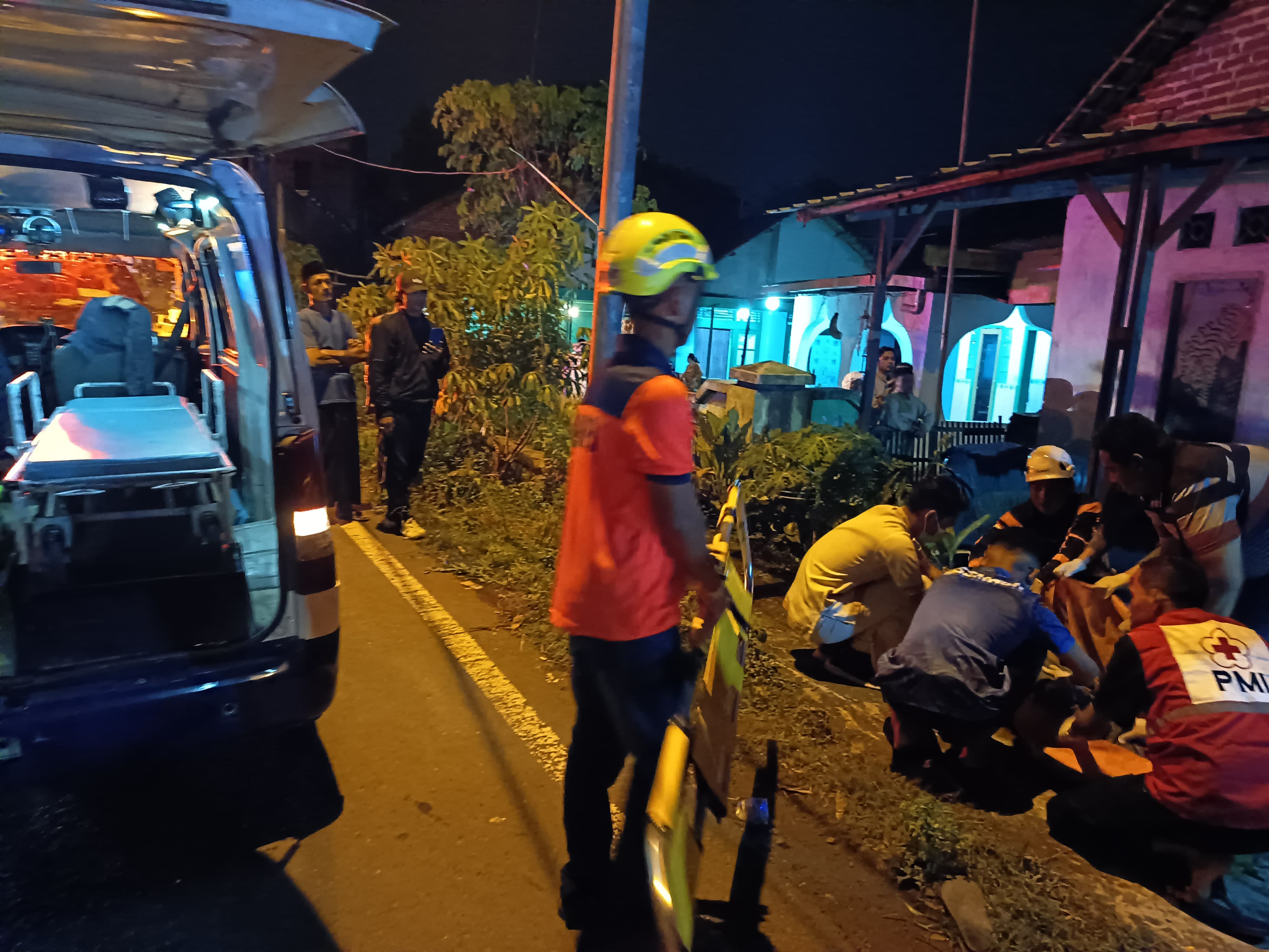 NAHAS: Relawan dan petugas PMI Kabupaten Mojokerto mengevakuasi korban kecelakaan tunggal di Desa Brangkal, Kecamatan Sooko, Rabu (14/1) malam.&nbsp;