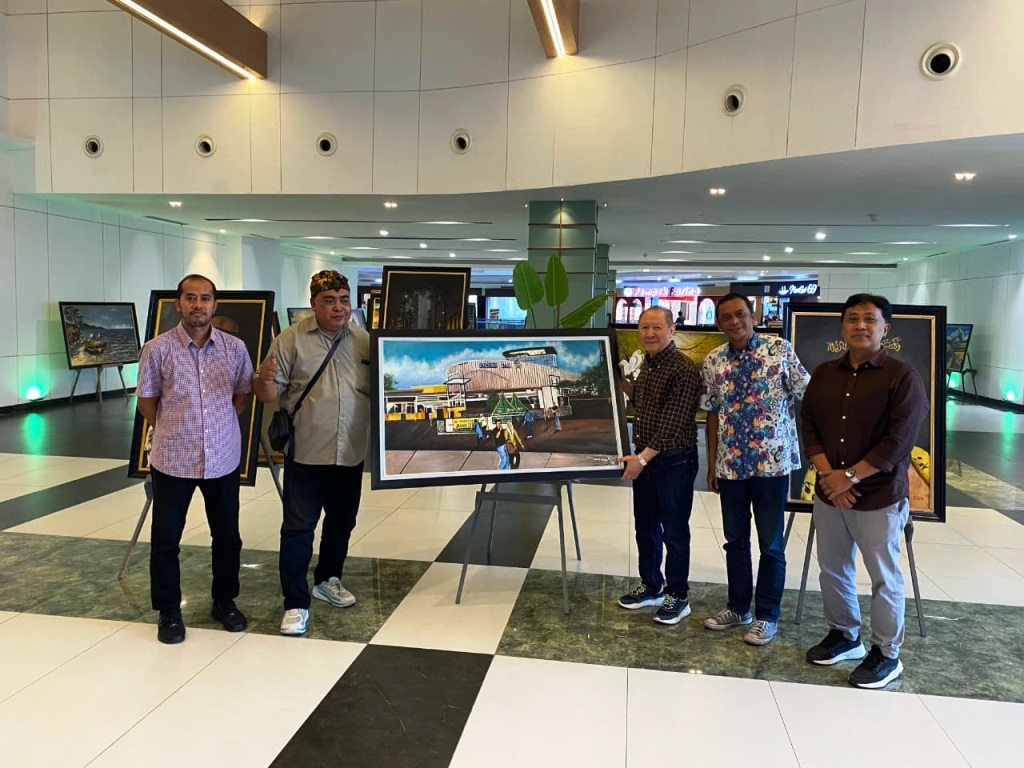 Dari kiri, Chief Marketing Sunrise Mall Mojokerto Andiyanto Vino, pelukis  Diak Eko, owner Sunrise Mall Mojokerto Rudyanto, Manajer Event JPRM Arief dan Manager Building Sunrise Mall Tri Junianto