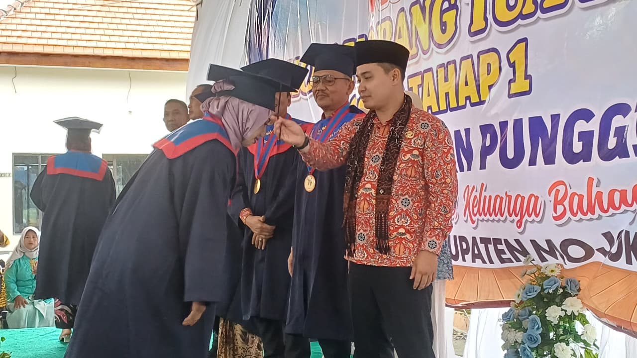 Bupati Mojokerto Muhammad Albarraa saat prosesi wisuda