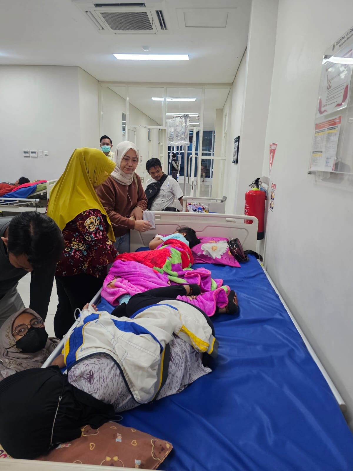GERAK CEPAT: Ketua DPRD Kabupaten Mojokerto Ayni Zuroh saat turun langsung mendampingi korban keracunan massal yang terjadi di Kecamatan Kutorejo beberapa waktu lalu.