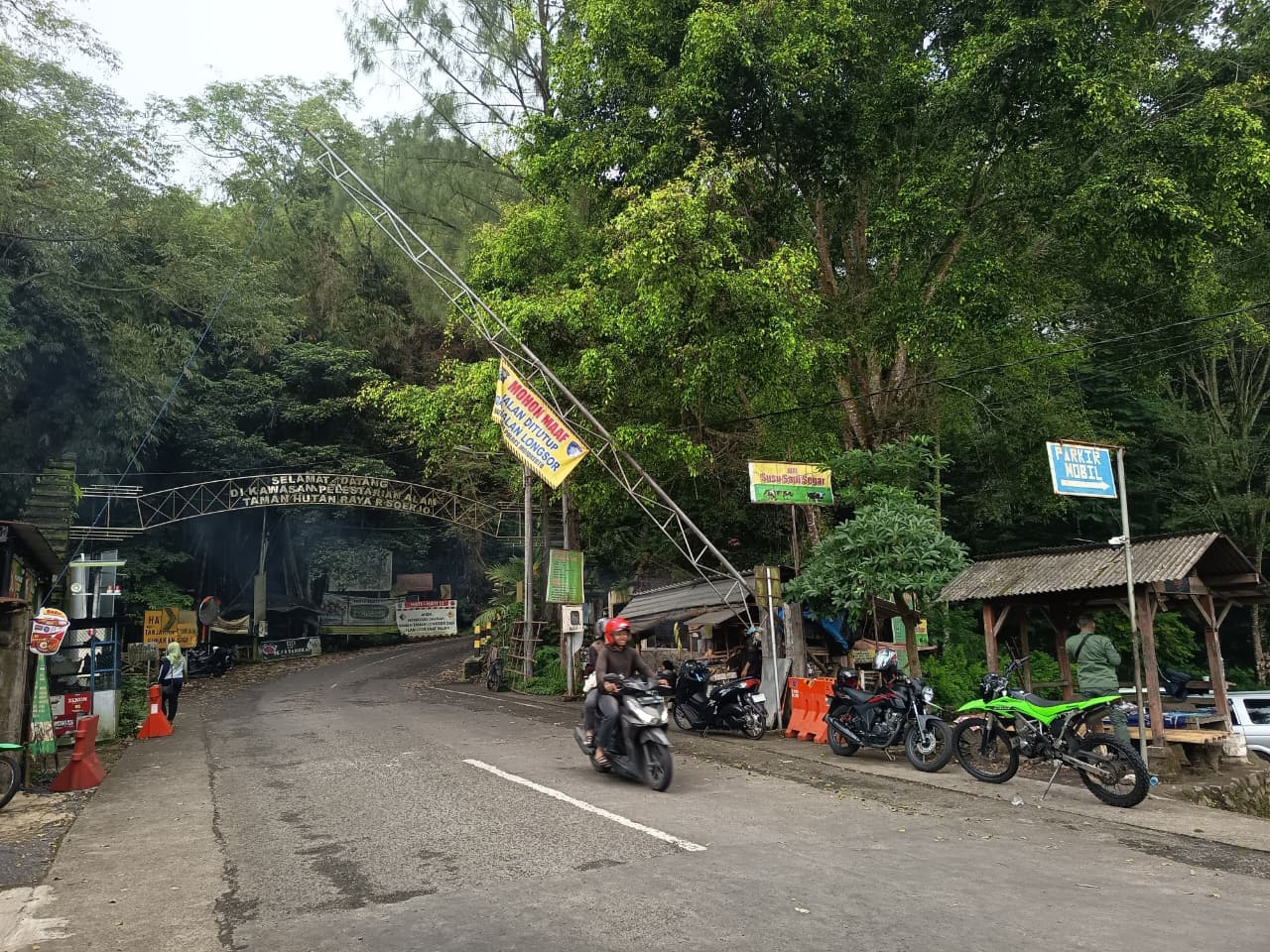 DISENTUH PEMELIHARAAN: PJU di sepanjang jalur Pacet-Cangar yang menghubungkan Kabupaten Mojokerto dan Kota Batu dilakukan perbaikan dan penggantian karena rusak dan padam.