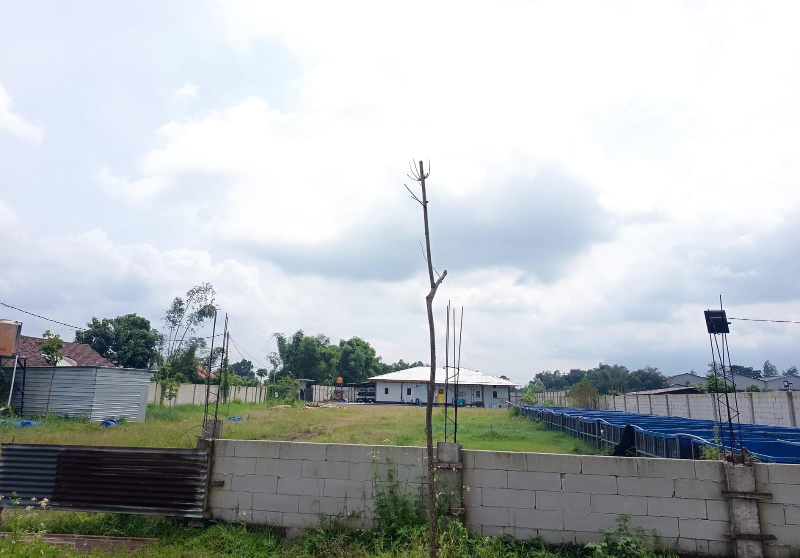 DITUTUP: SPPG Yayasan Bina Bangsa Semarang 03 di Desa Wonodadi, Kecamatan Kutorejo, selaku distributor MBG yang menyebabkan keracunan massal kini dilakukan penutupan sementara.