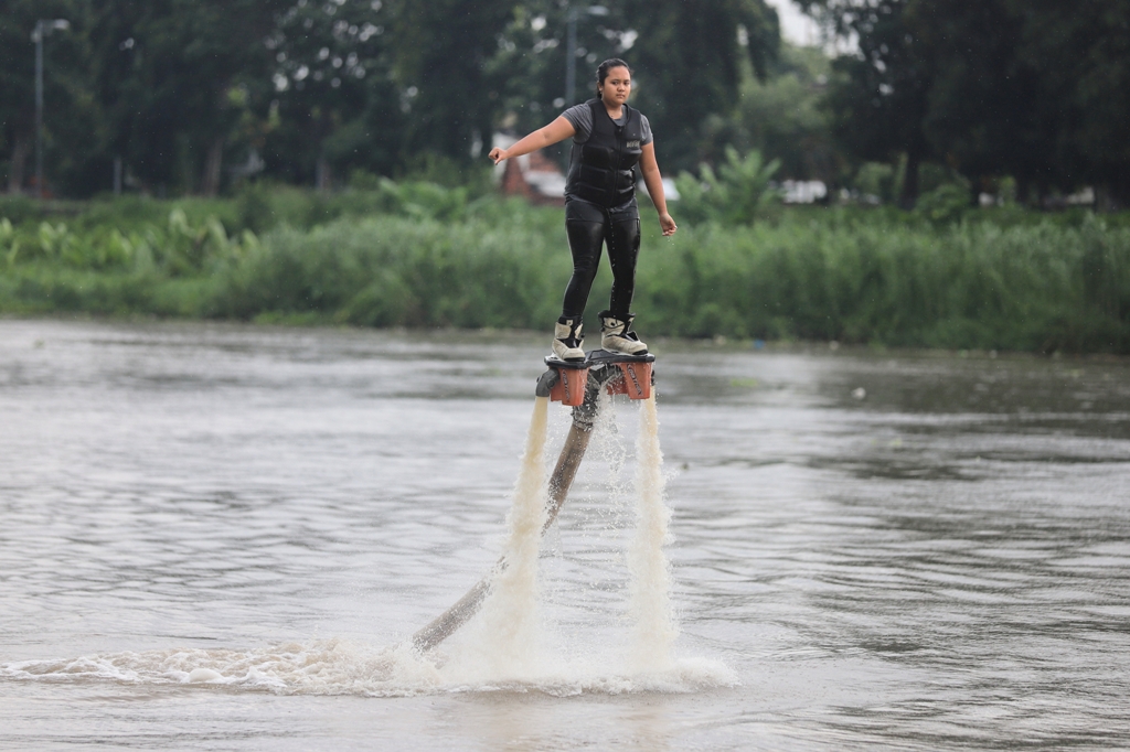 ATRAKTIF: Atlet cabor ski air Kabupaten Mojokerto berlatih flyboard di Sungai Brantas, Desa Mlirip, Kecamatan Jetis.