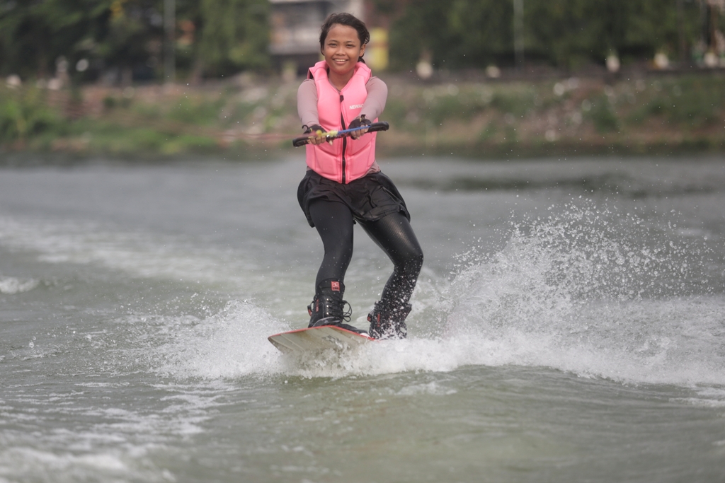 ATRAKTIF: Atlet cabor ski air Kabupaten Mojokerto berlatih flyboard di Sungai Brantas, Desa Mlirip, Kecamatan Jetis.
