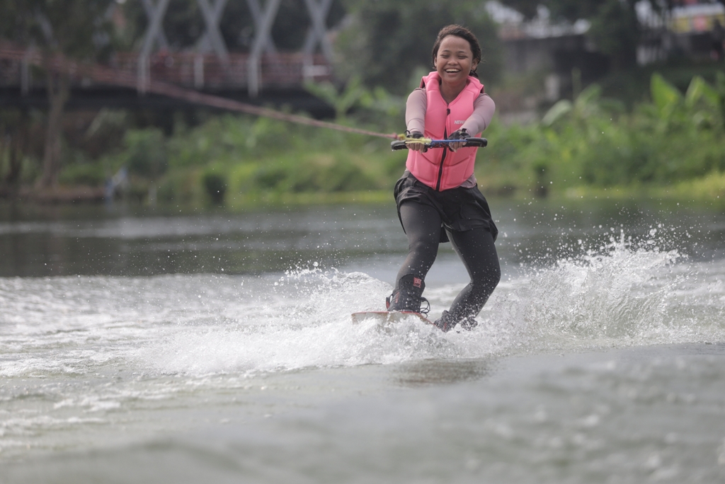 ATRAKTIF: Atlet cabor ski air Kabupaten Mojokerto berlatih flyboard di Sungai Brantas, Desa Mlirip, Kecamatan Jetis.