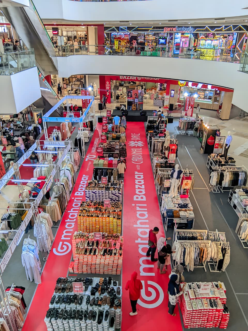 RAMAI: Bazar Cardinal x Space Matahari sedang berlangsung di Grand Atrium Sunrise Mal Mojokerto.