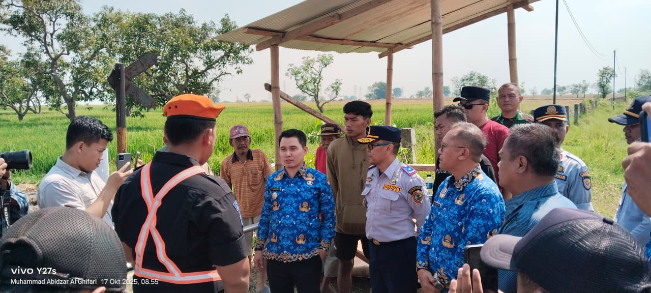 KERJA SAMA: Bupati Mojokerto Muhammad Albarraa saat mengunjungi palang pintu perlintasan rel kereta api JPL 39 Dusun Wonoayu, Desa Kepuhanyar, Kecamatan Mojoanyar, Oktober lalu.